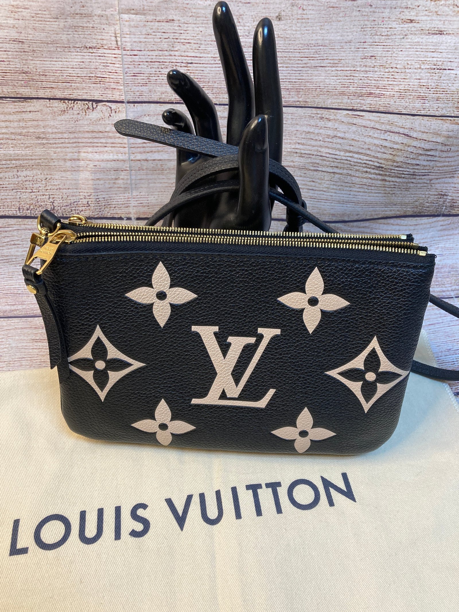 Crossbody Luxury Designer By Louis Vuitton Size: Medium | AlmaBagz