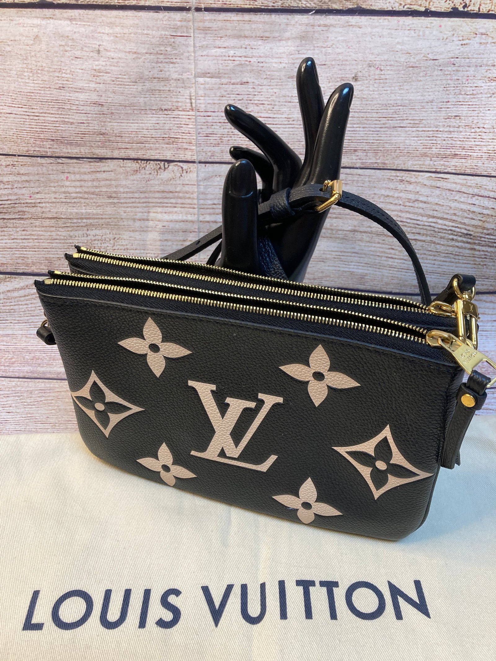 Crossbody Luxury Designer By Louis Vuitton Size: Medium | AlmaBagz - Image 4