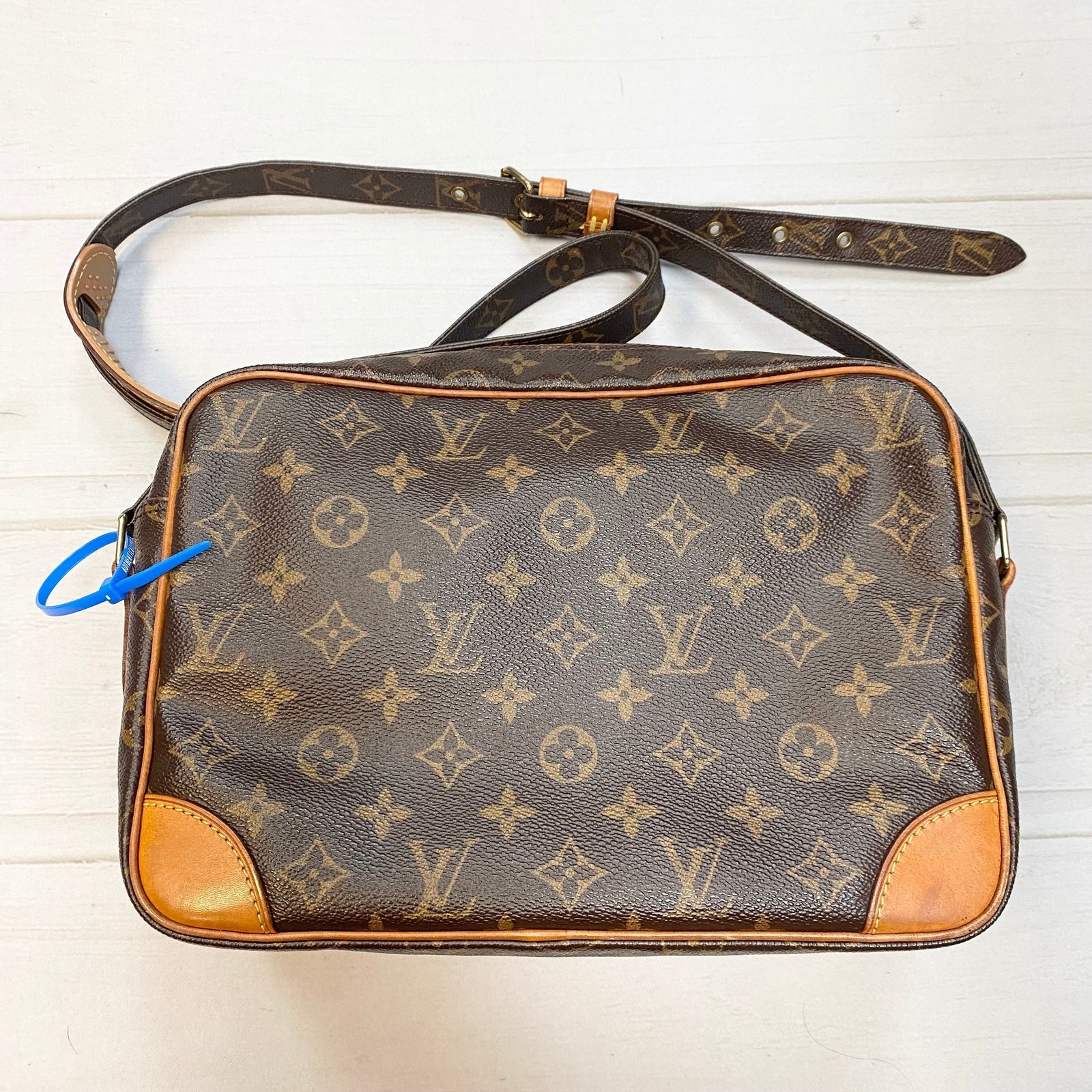 Crossbody Luxury Designer By Louis Vuitton Size: Large | AlmaBagz - Image 2
