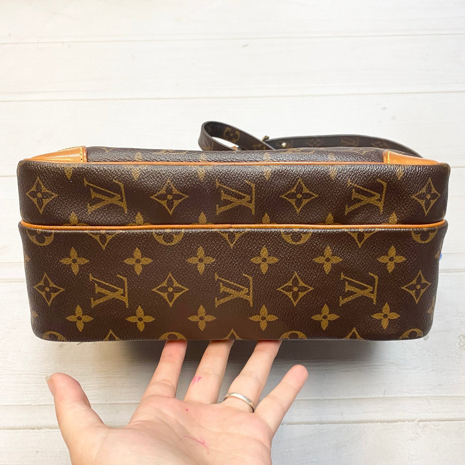Crossbody Luxury Designer By Louis Vuitton Size: Large | AlmaBagz - Image 3