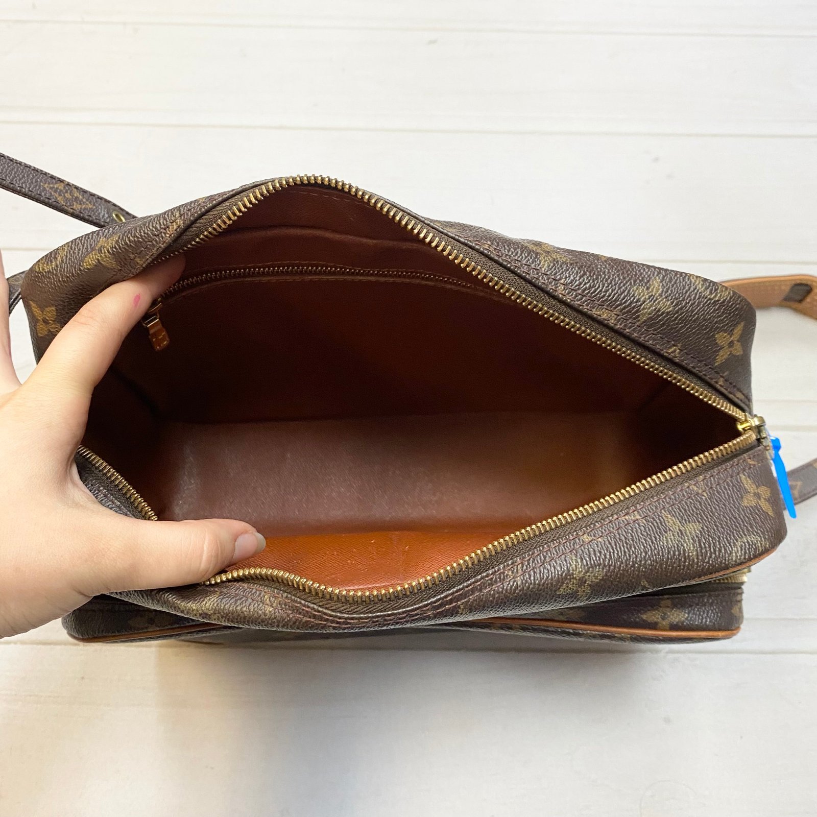 Crossbody Luxury Designer By Louis Vuitton Size: Large | AlmaBagz - Image 4