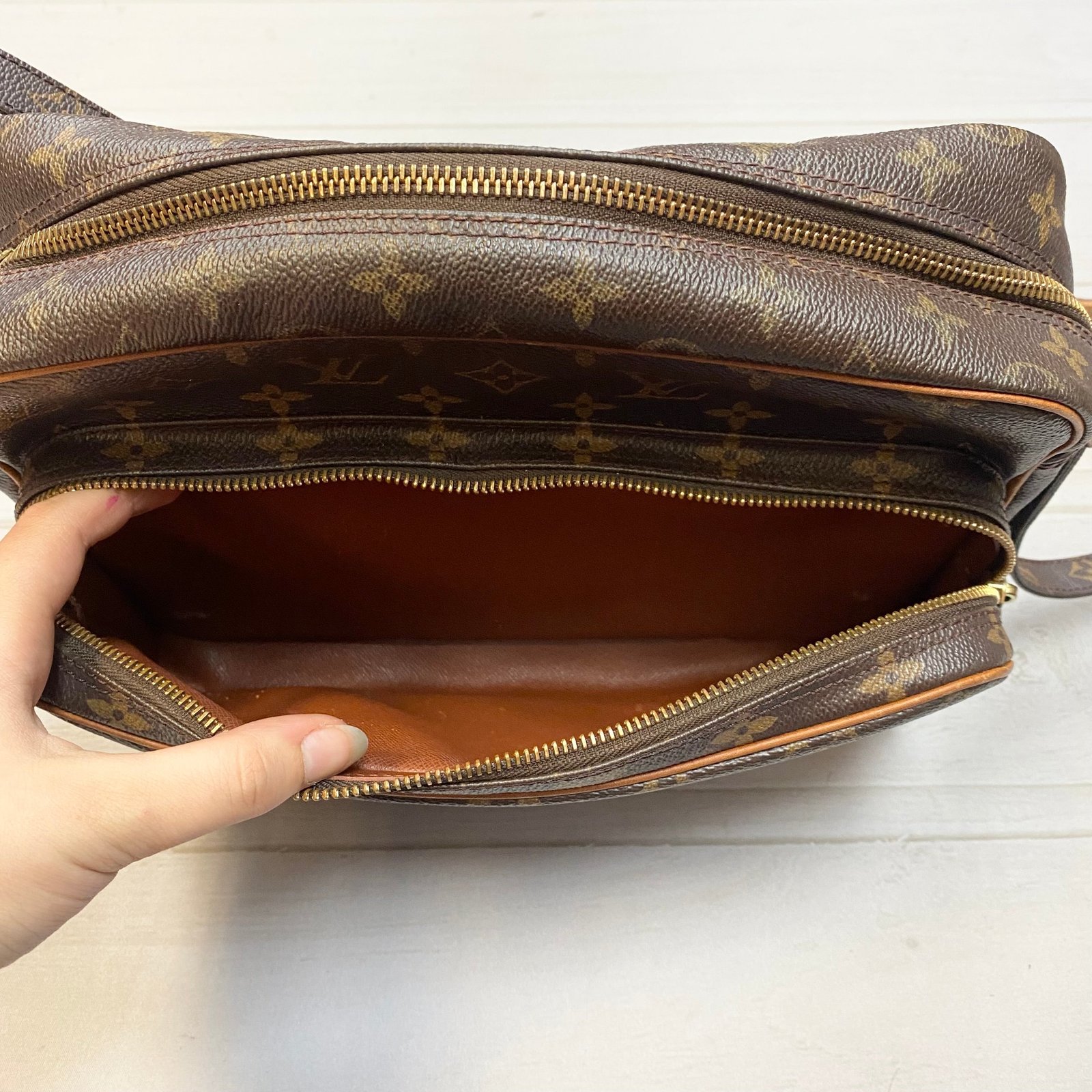 Crossbody Luxury Designer By Louis Vuitton Size: Large | AlmaBagz - Image 5