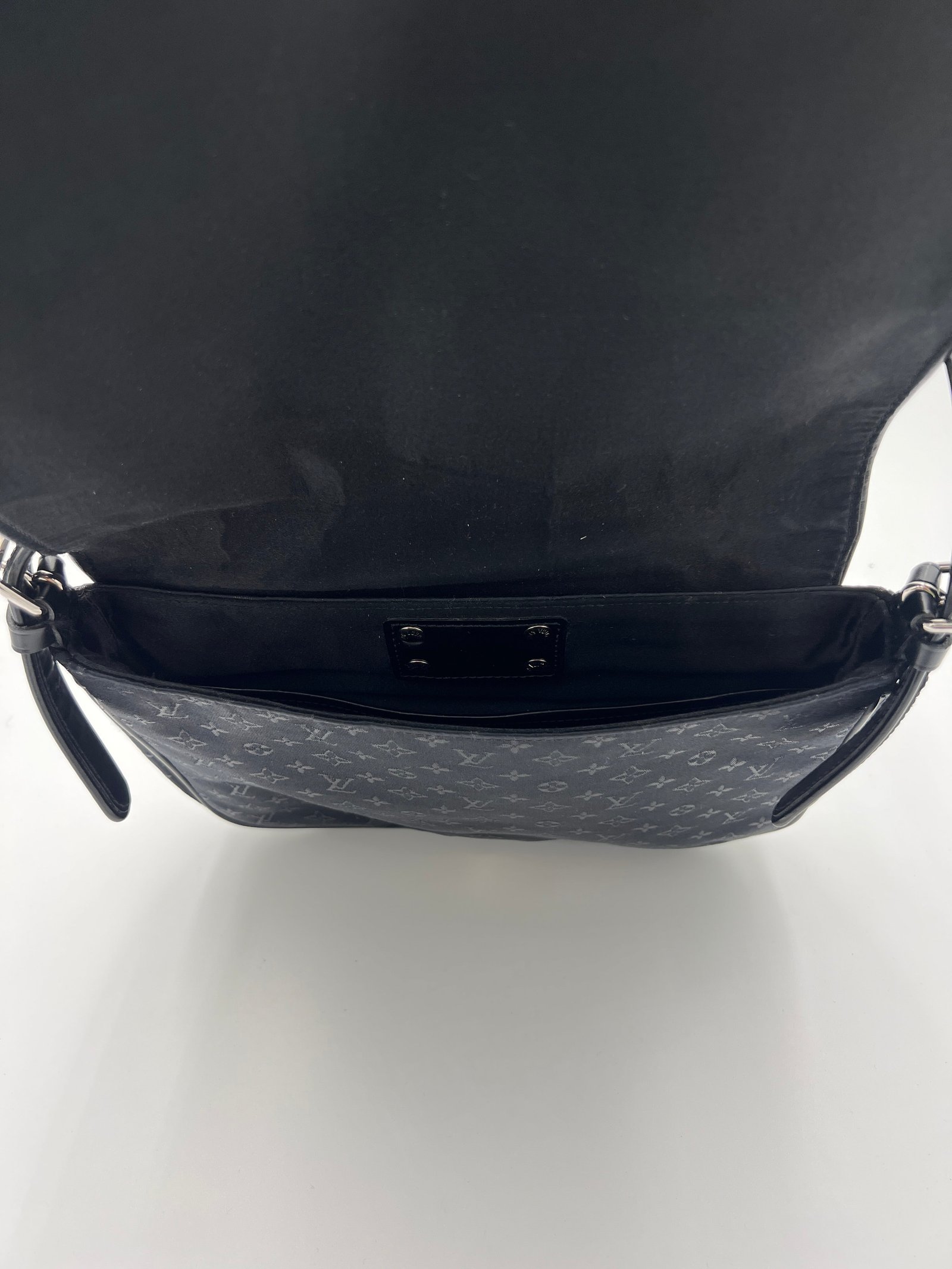 Crossbody Luxury Designer By Louis Vuitton, Size: Small | AlmaBagz - Image 3