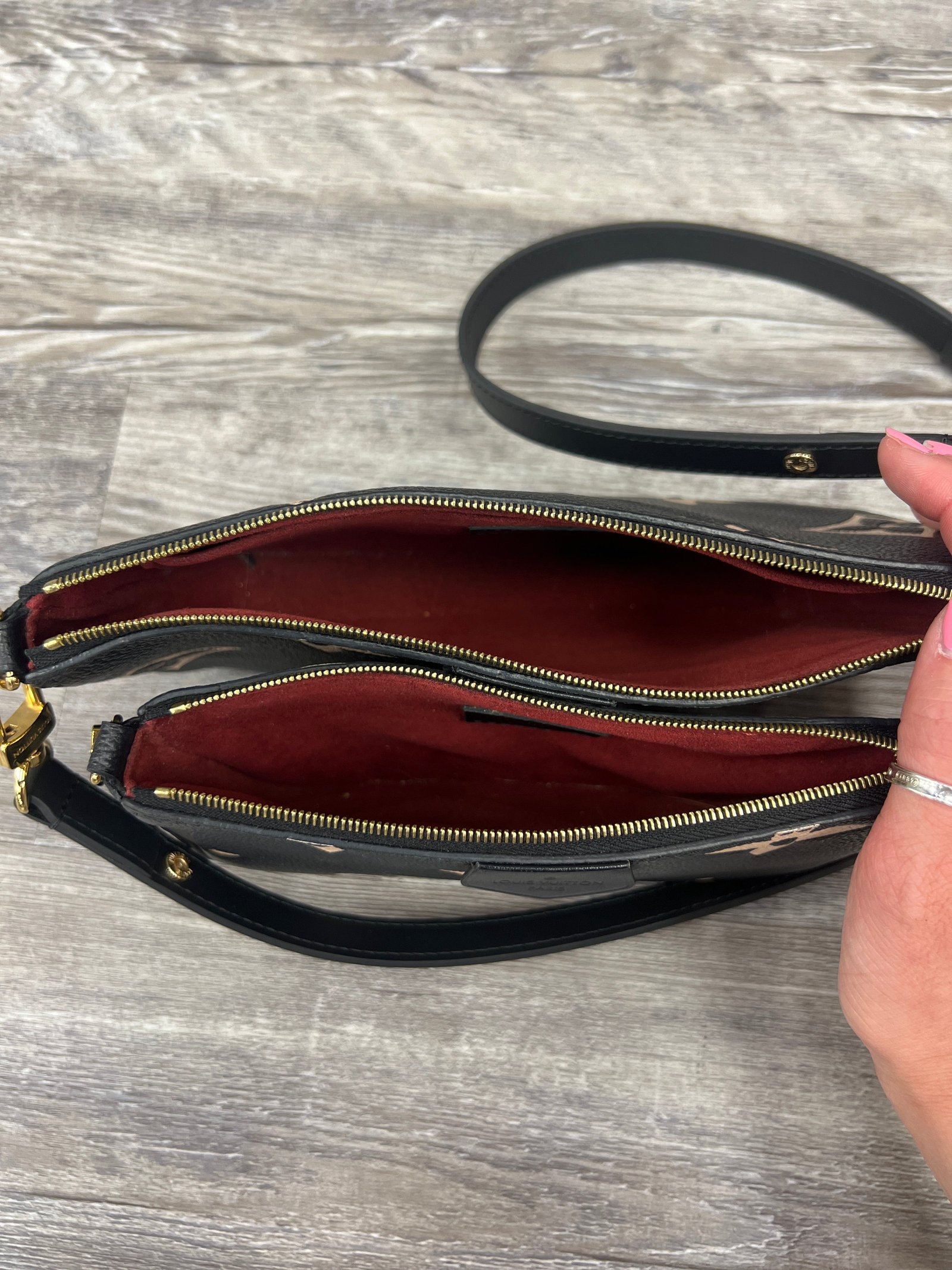 Crossbody Luxury Designer By Louis Vuitton Size: Medium | AlmaBagz - Image 4