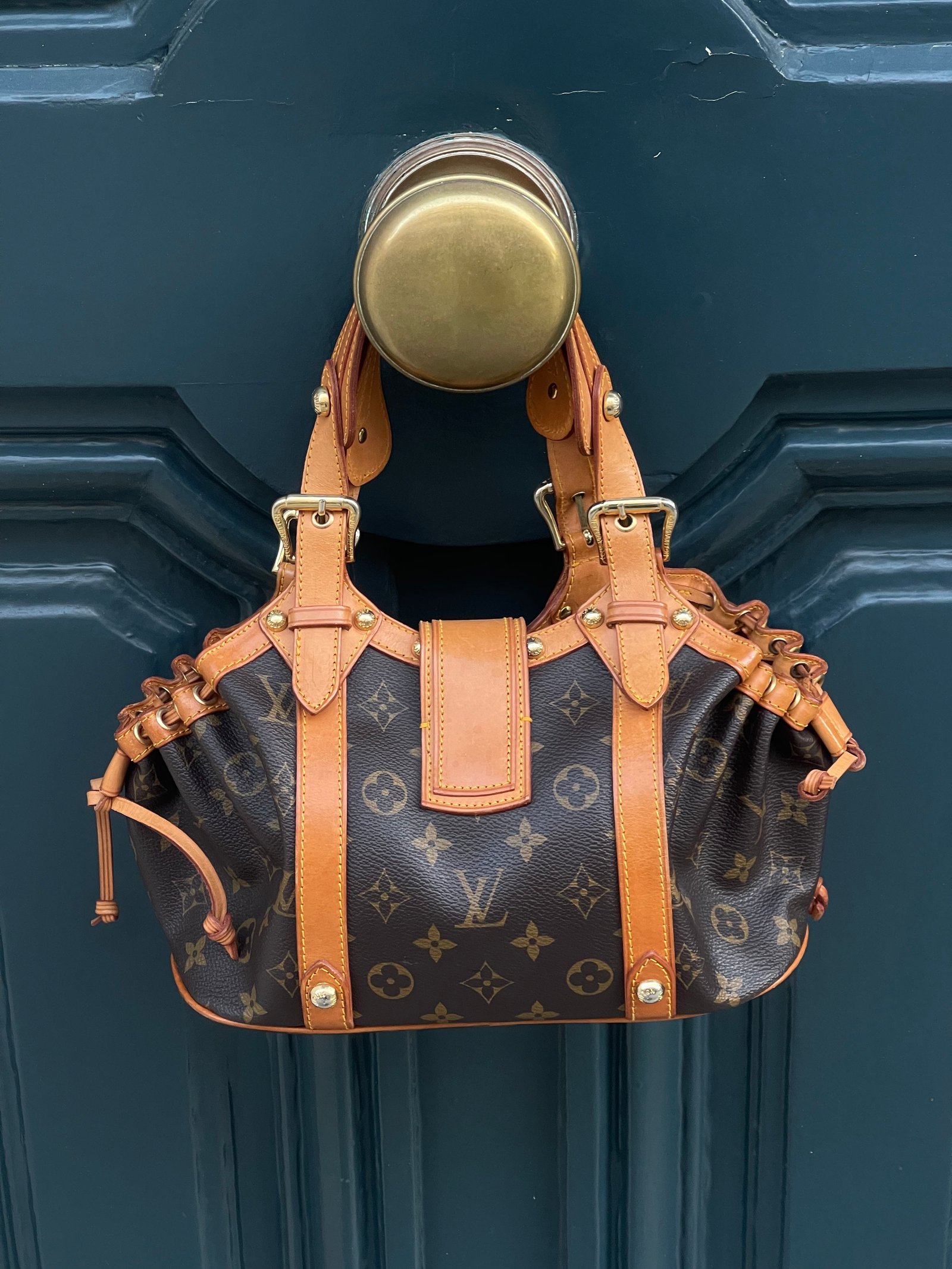 Louis Vuitton - sac Theda monogramme PM | AlmaBagz