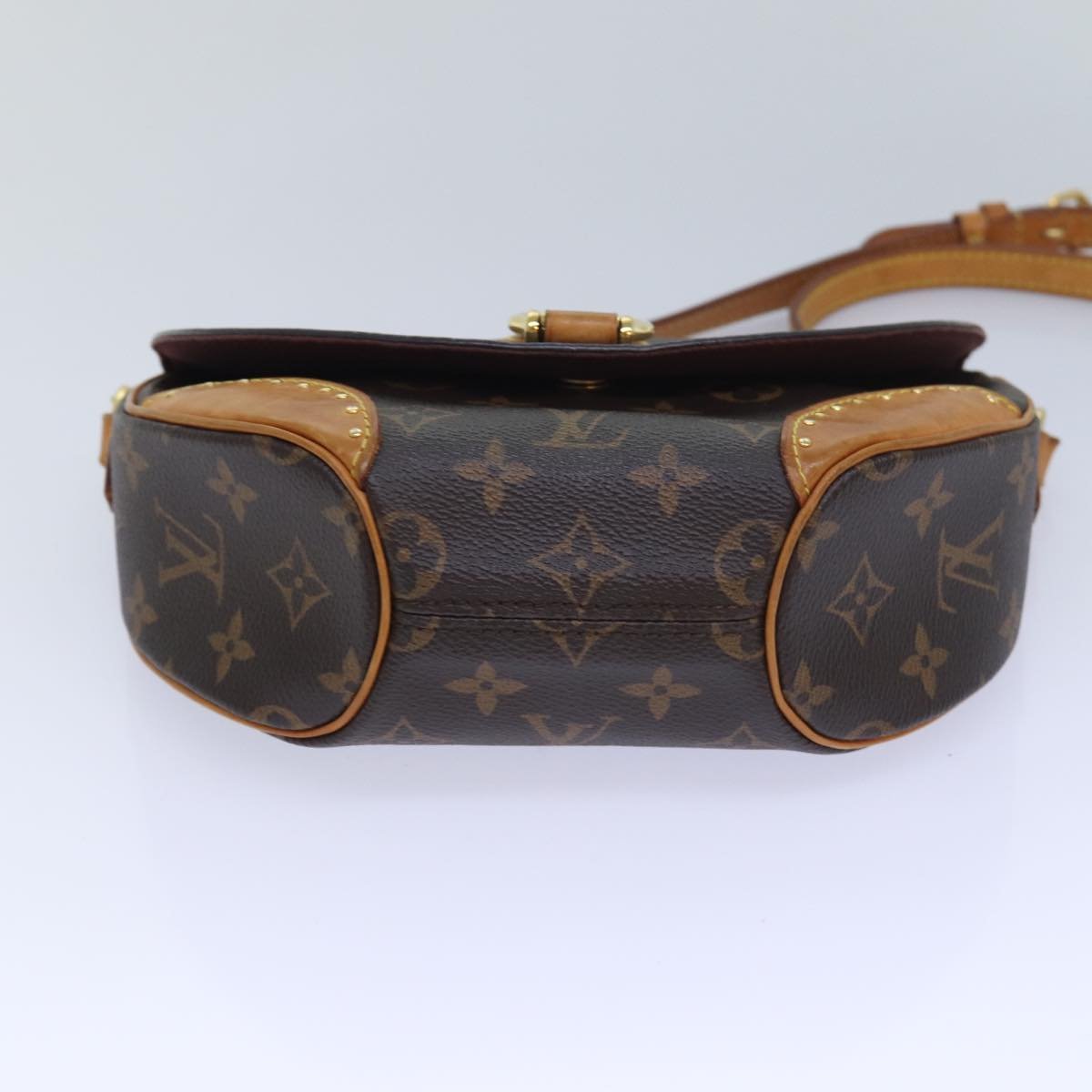 LOUIS VUITTON Saint Cloud Shoulder Bag | AlmaBagz - Image 3