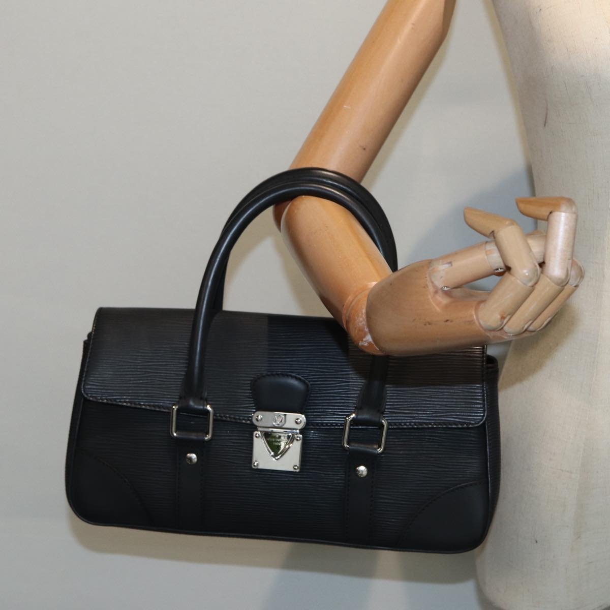 LOUIS VUITTON Segur Handbag | AlmaBagz - Image 7