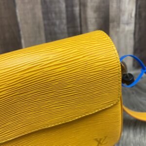 HandBag Luxury Designer By Louis Vuitton, Size: Small | AlmaBagz