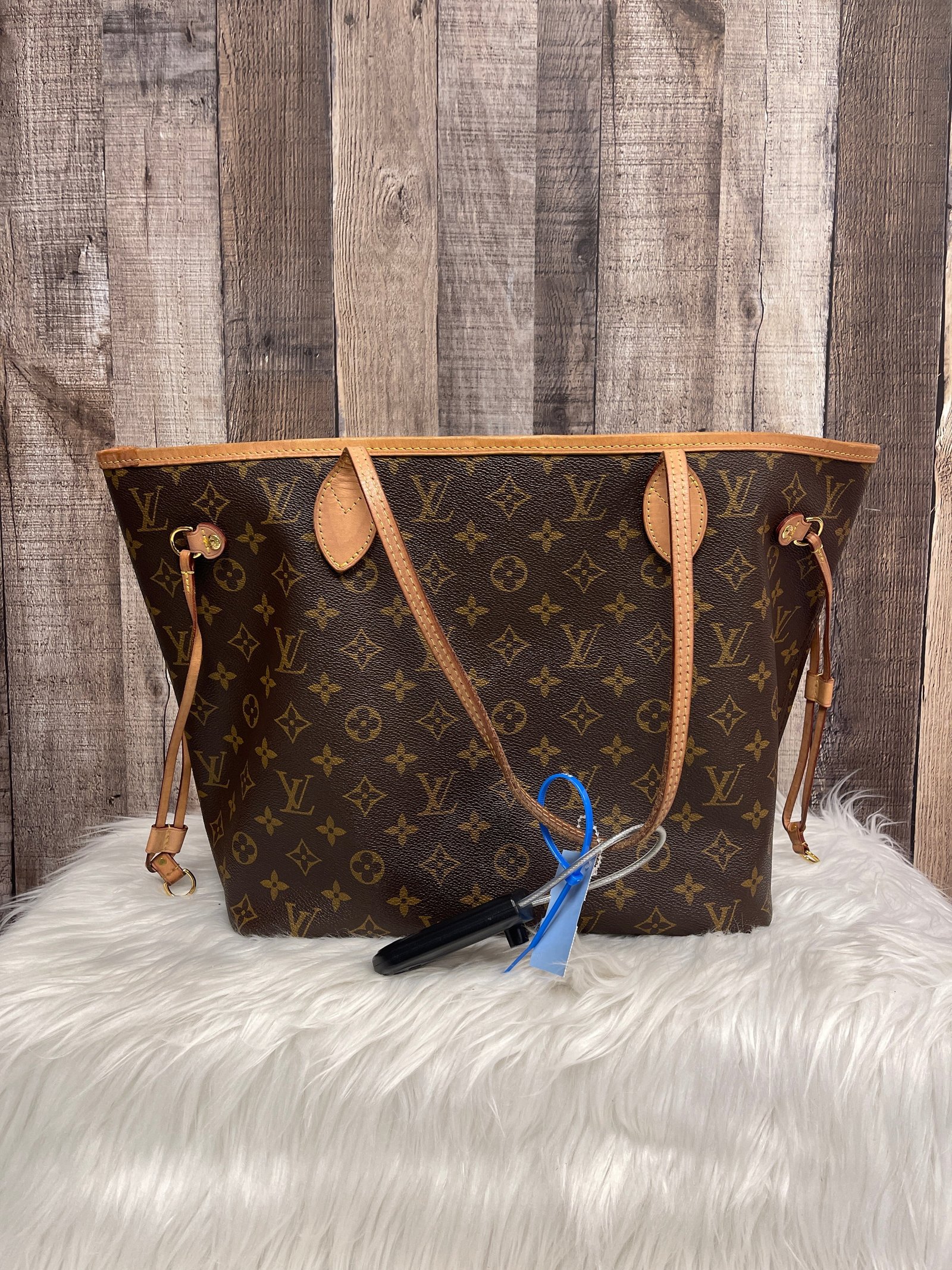 Handbag Luxury Designer By Louis Vuitton Size: Medium | AlmaBagz