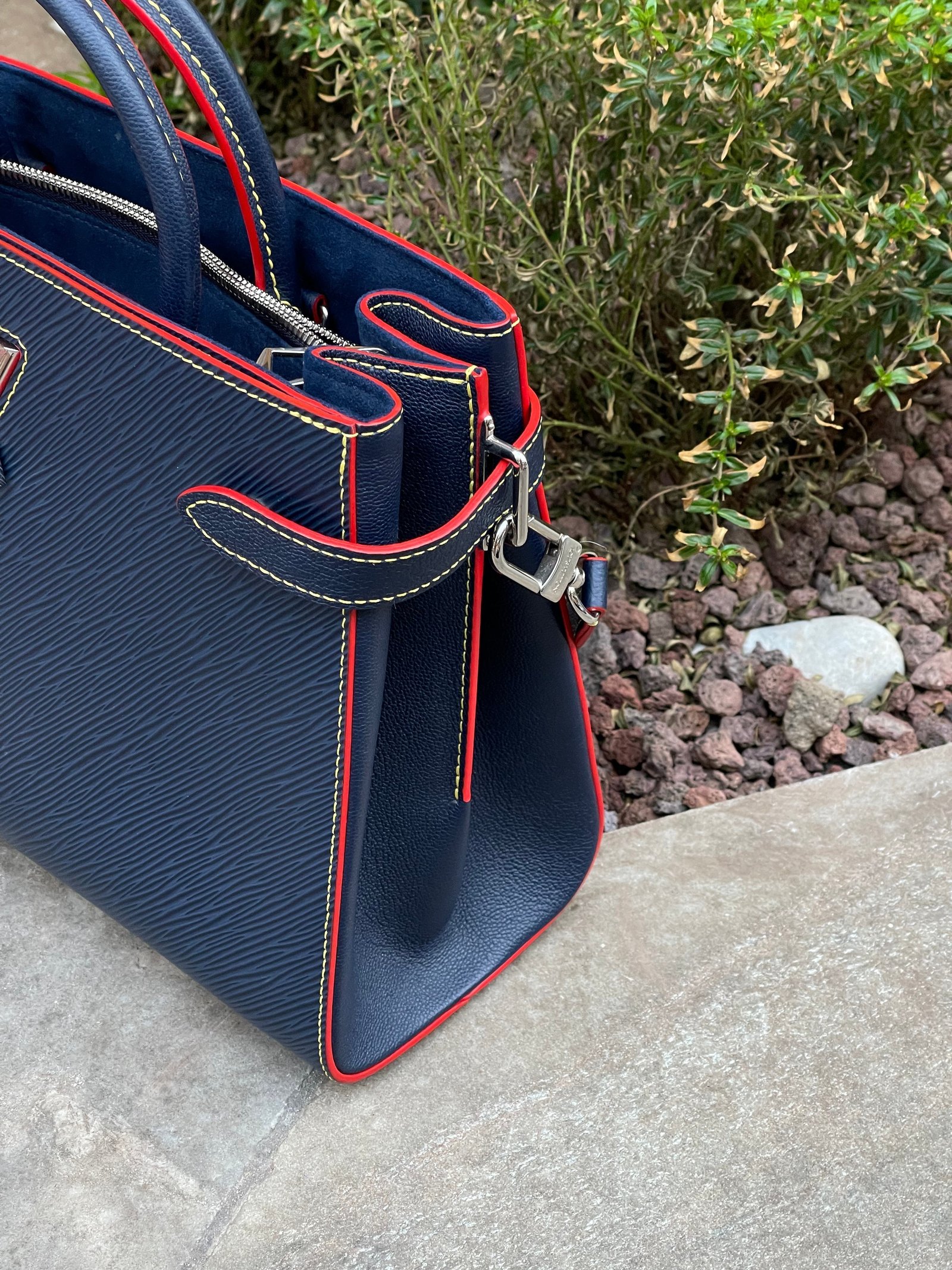 Louis Vuitton - sac twist leather shopping bag | AlmaBagz