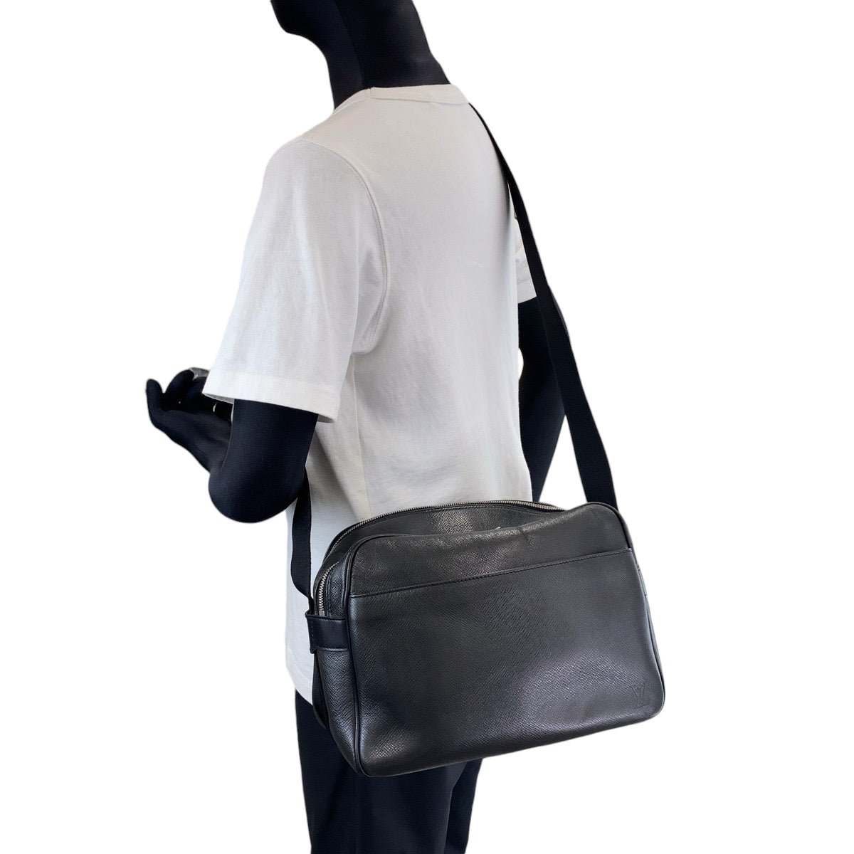 LOUIS VUITTON Shoulder Bag M30152 Taiga Ardoise Black SilverMetal Shoulder Bag Crossbody Taiga reporter mens Used | AlmaBagz - Image 6