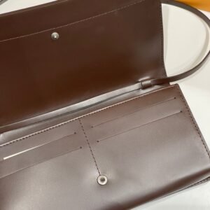 Louis Vuitton - Sac pochette accessoires PM cuir épi marron | AlmaBagz