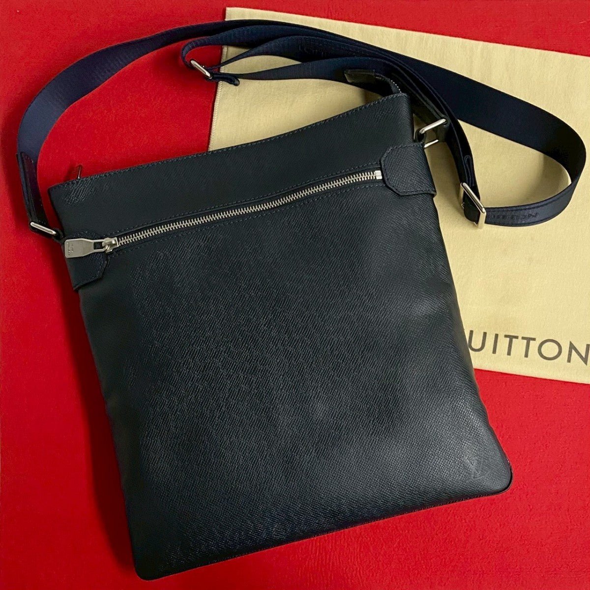 LOUIS VUITTON Shoulder Bag leather Navy Taiga Sasha | AlmaBagz - Image 9