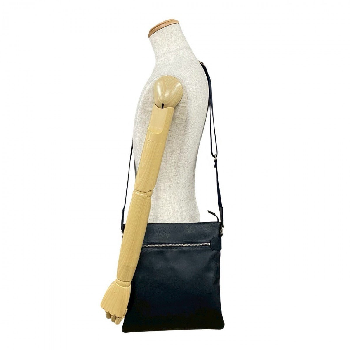 LOUIS VUITTON Shoulder Bag leather Navy Taiga Sasha | AlmaBagz - Image 2