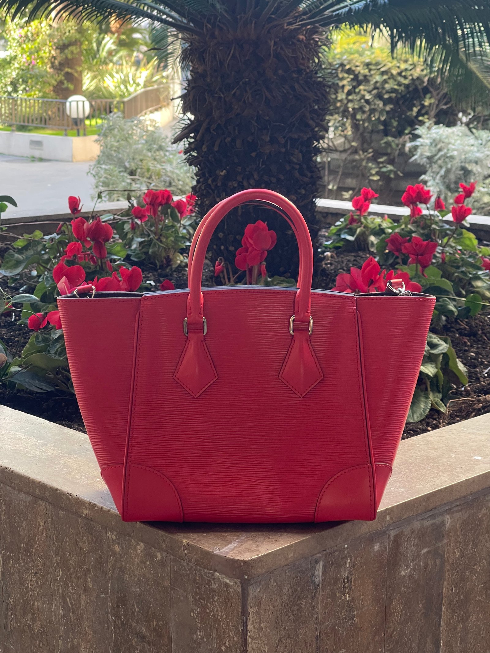 Louis Vuitton - Sac Phenix cuir épi rouge | AlmaBagz
