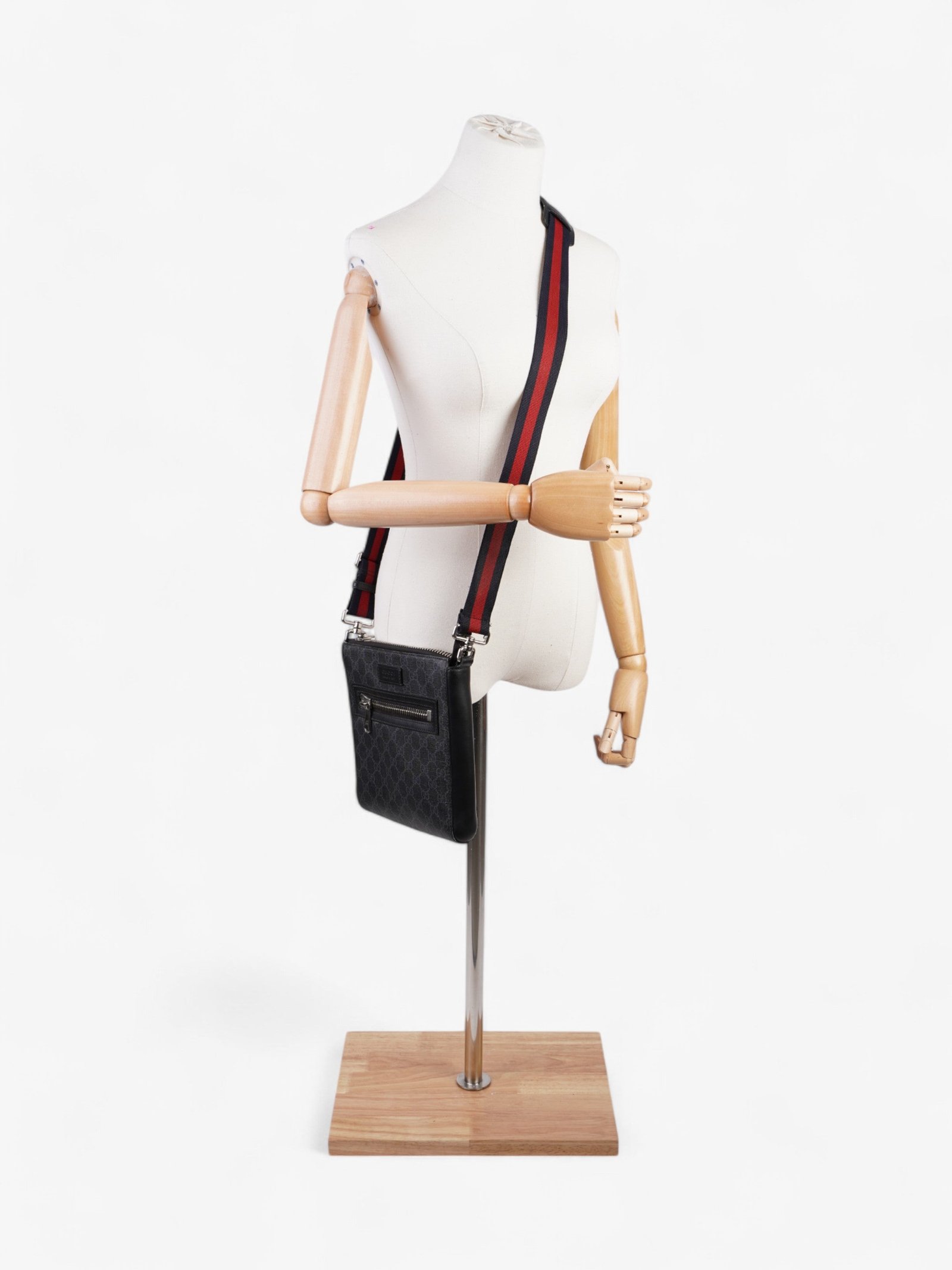 Gucci Messenger Bag GG Supreme / Black Canvas | AlmaBagz