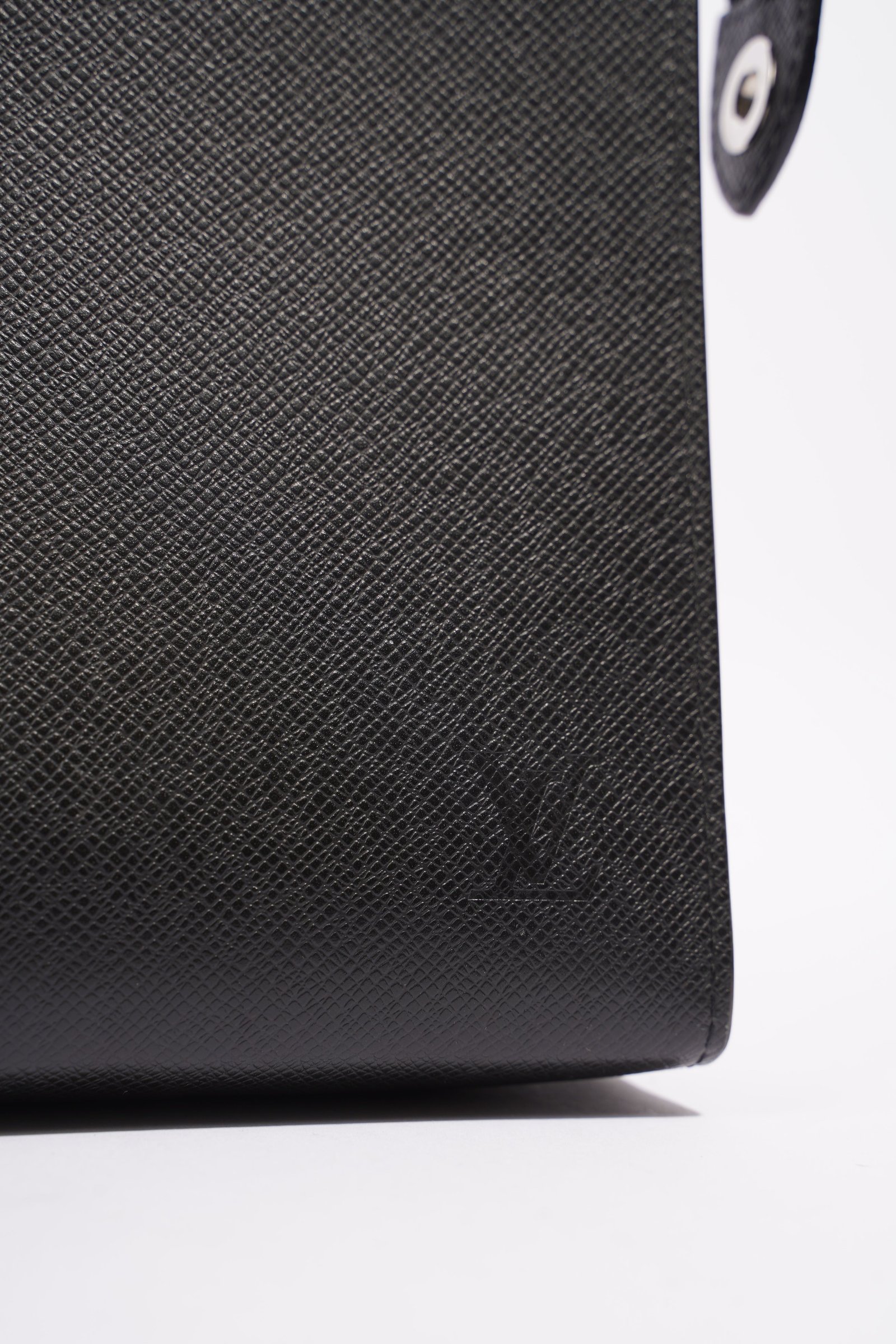 Louis Vuitton Mens Pochette Voyage Black MM | AlmaBagz