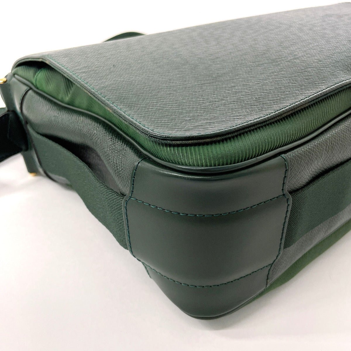 LOUIS VUITTON Shoulder Bag M30144 Taiga green Victor | AlmaBagz - Image 3