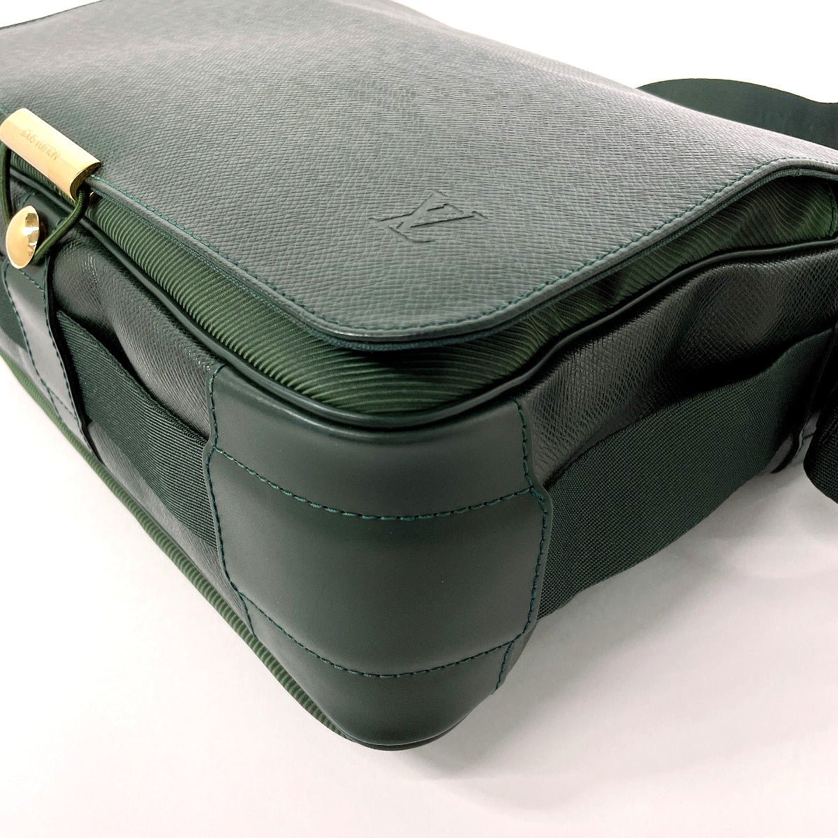 LOUIS VUITTON Shoulder Bag M30144 Taiga green Victor | AlmaBagz - Image 4