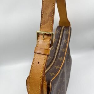 Louis Vuitton Croissant MM | AlmaBagz