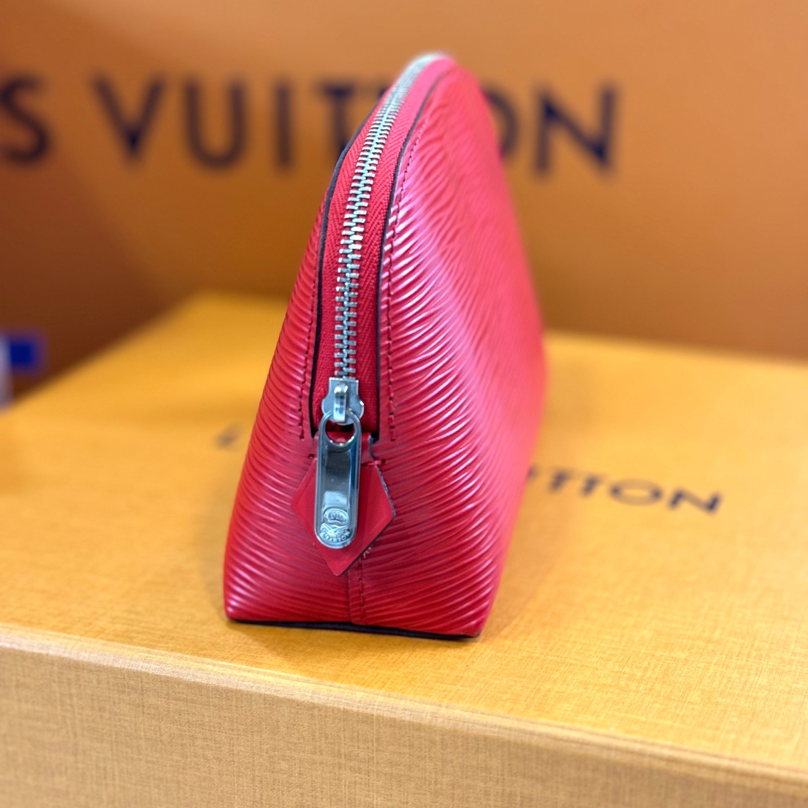 Louis Vuitton - Pochette cuir épi | AlmaBagz