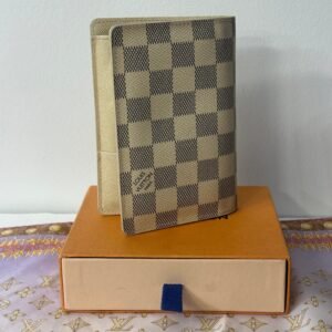 Louis Vuitton - Couverture de passeport | AlmaBagz