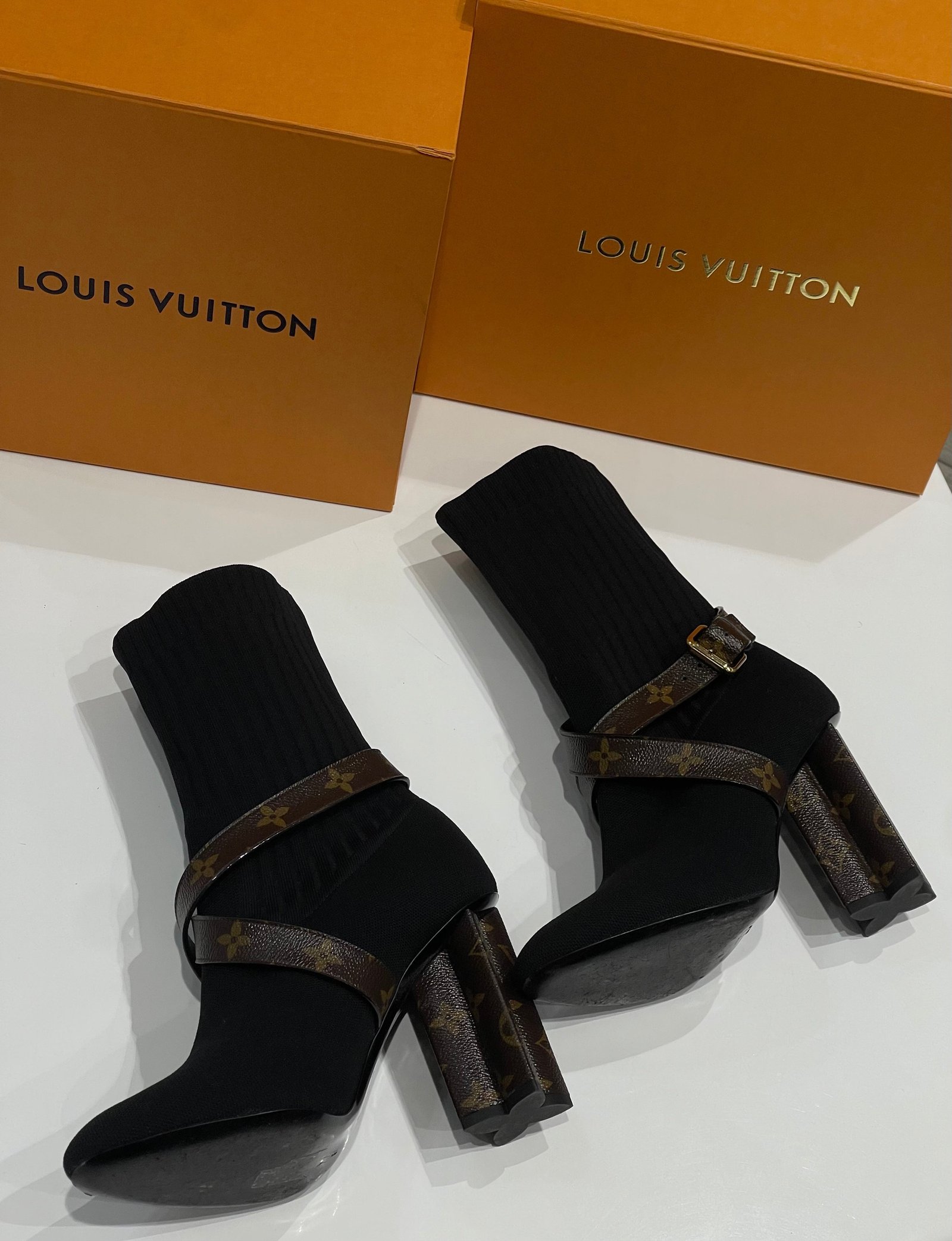 Louis Vuitton - Bottines chaussettes T40 | AlmaBagz