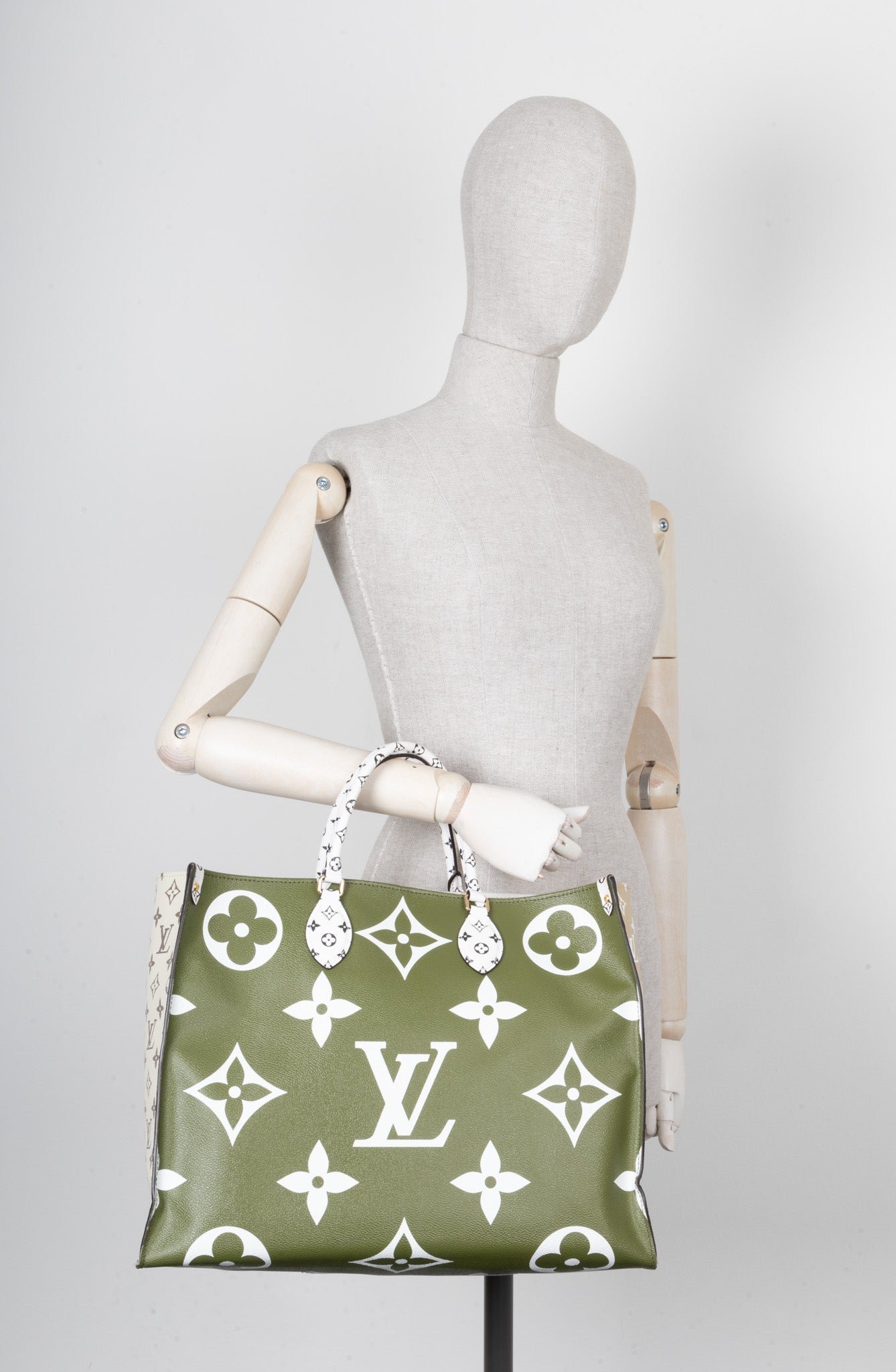 LOUIS VUITTON OnTheGo GM Tote Bag MNG White Green | AlmaBagz
