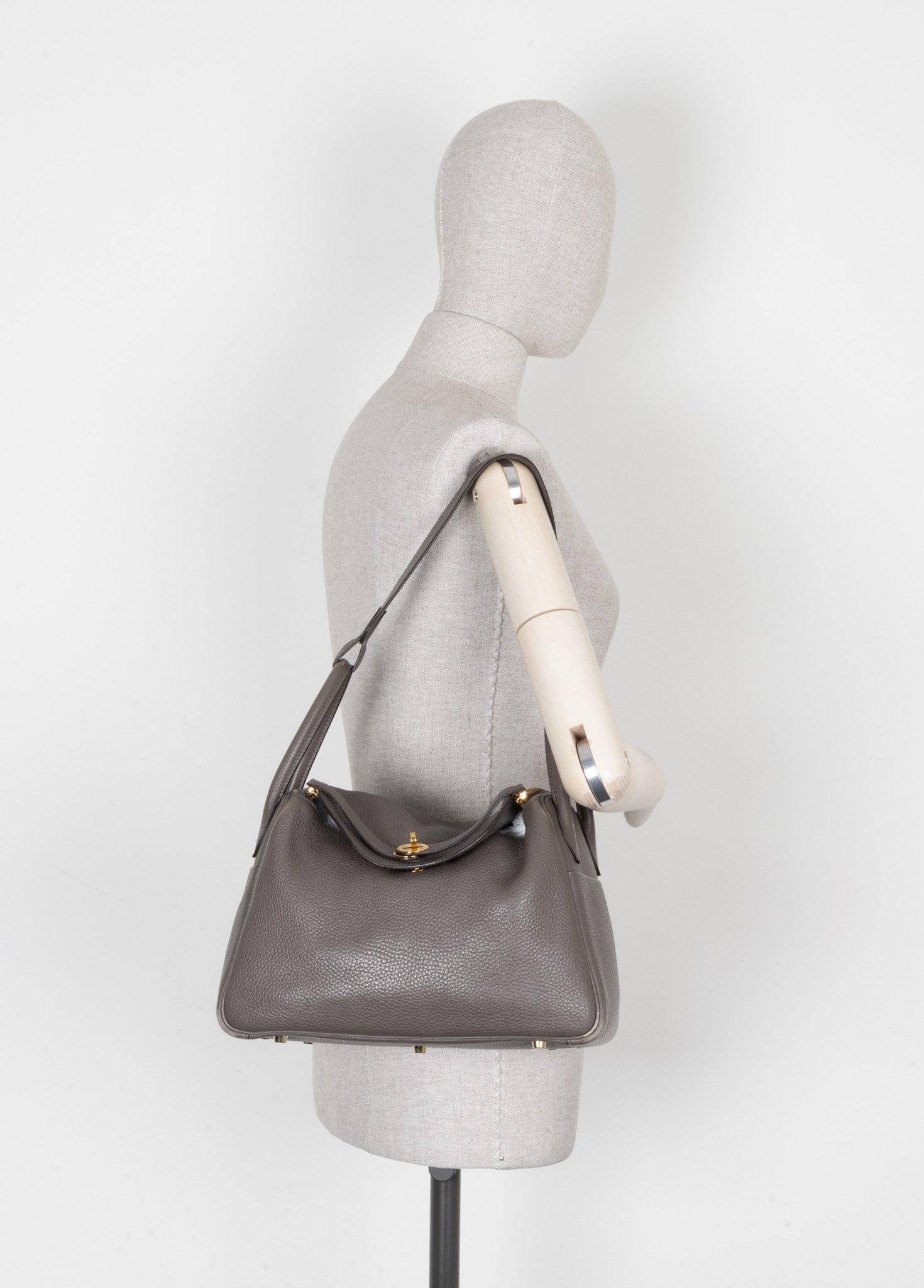 HERMES Lindy 30 Clemence Gris Etain | AlmaBagz