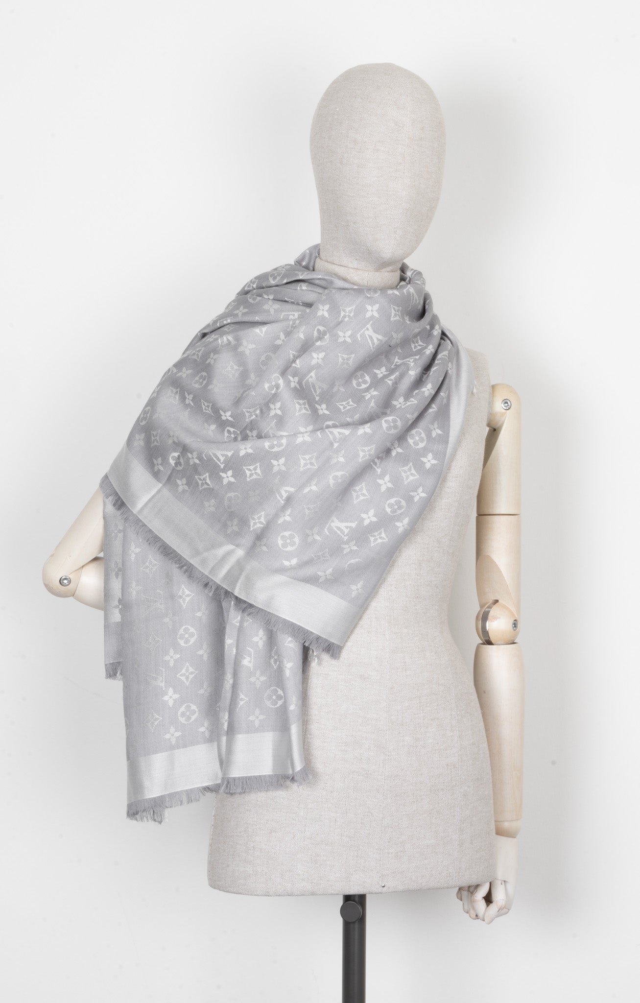 LOUIS VUITTON Scarf Wool Silk MNG Grey | AlmaBagz - Image 3