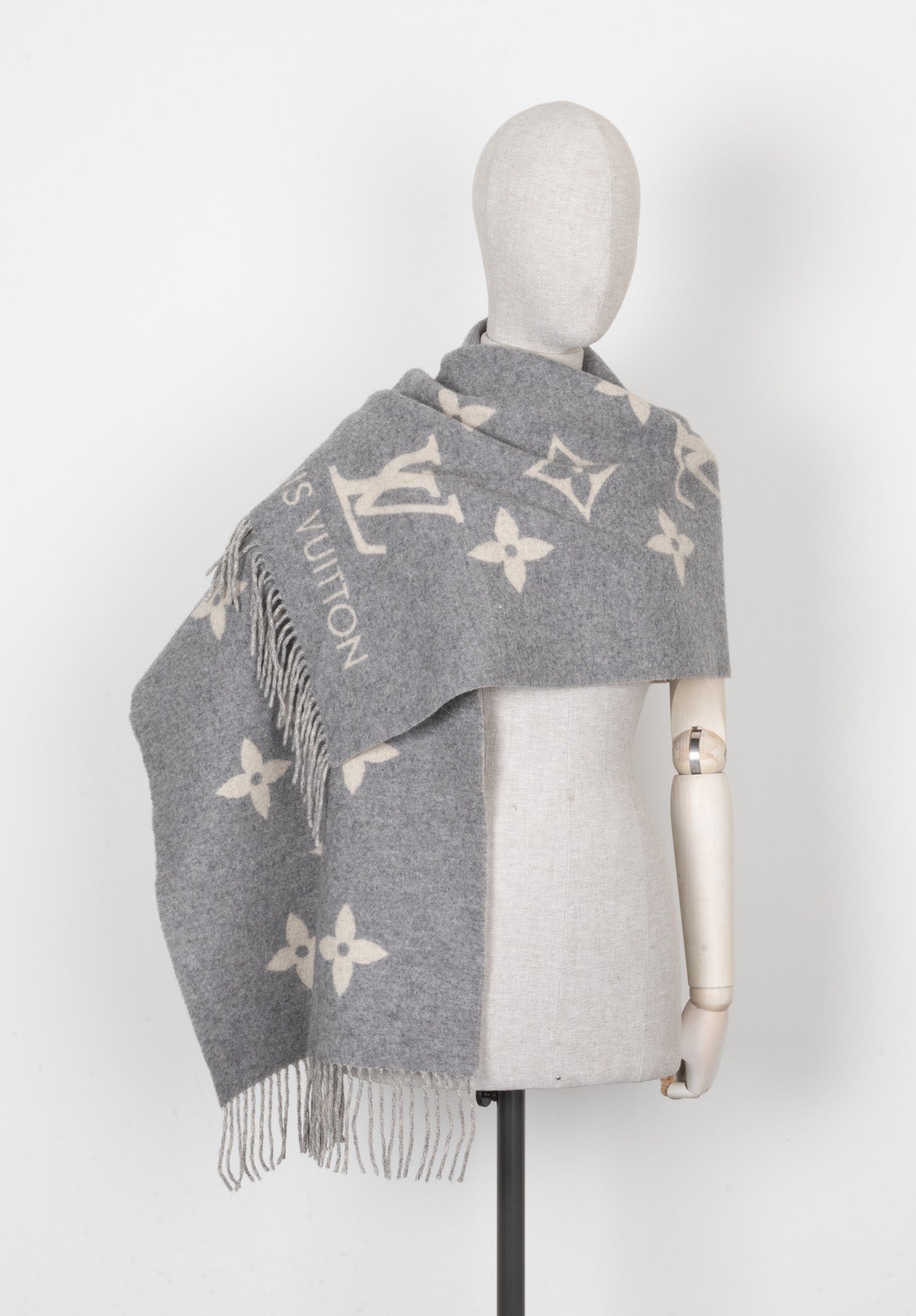 LOUIS VUITTON Reykjavik Scarf Cashmere Grey Ivory | AlmaBagz