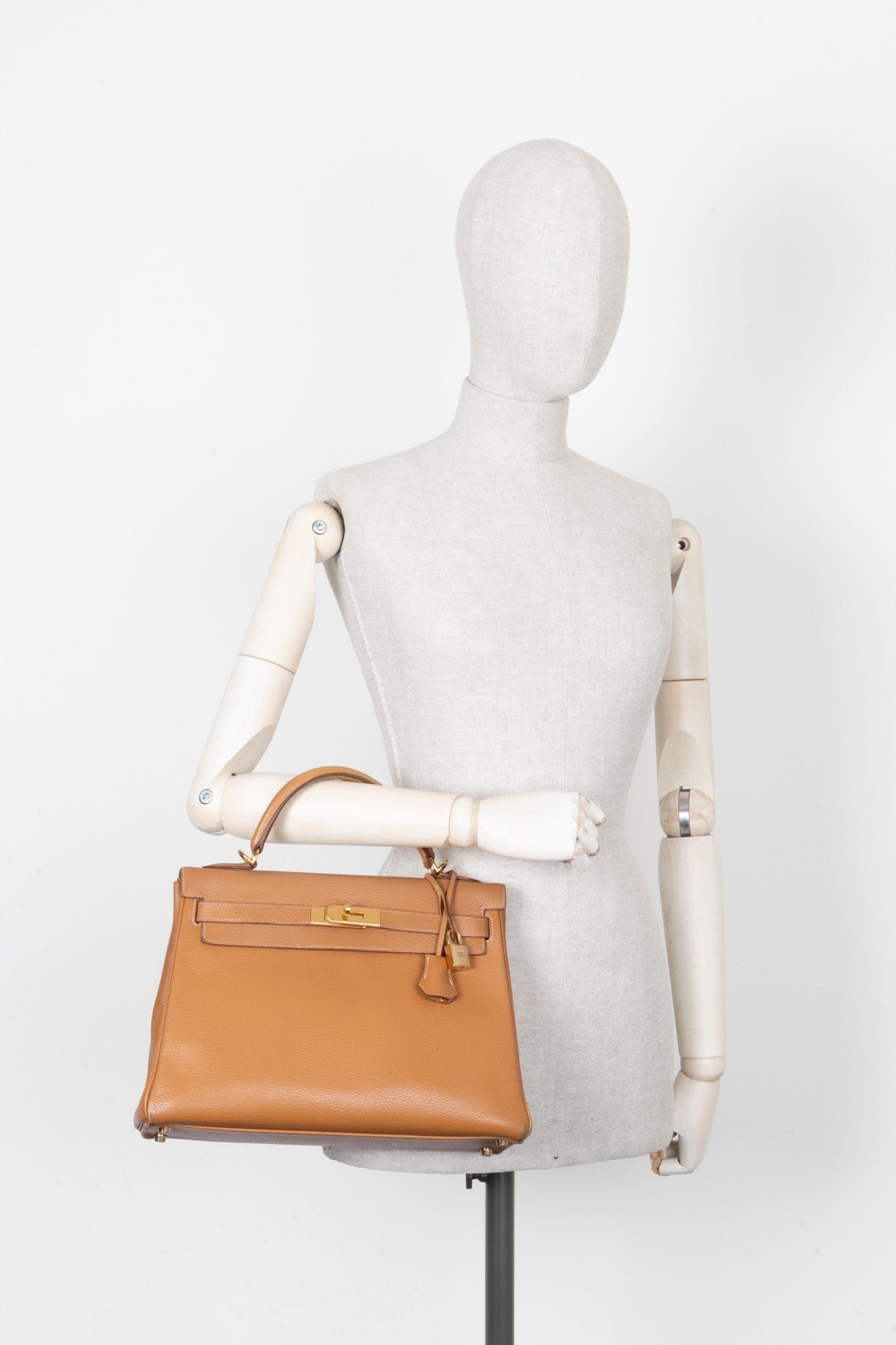 HERMES Kelly 32 Vache Ardennes Gold | AlmaBagz
