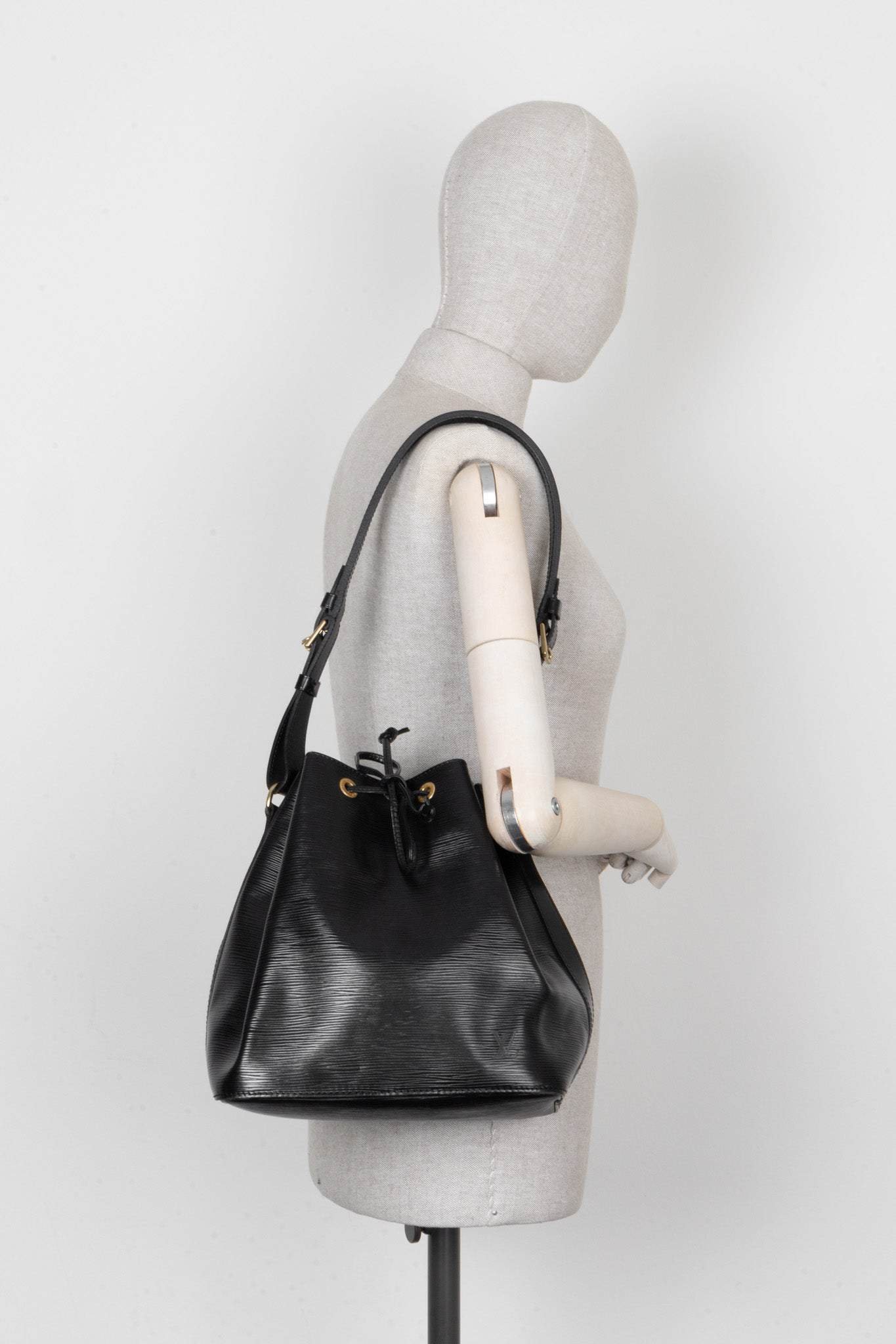 LOUIS VUITTON Petit Sac Noe Bag Epi Black | AlmaBagz