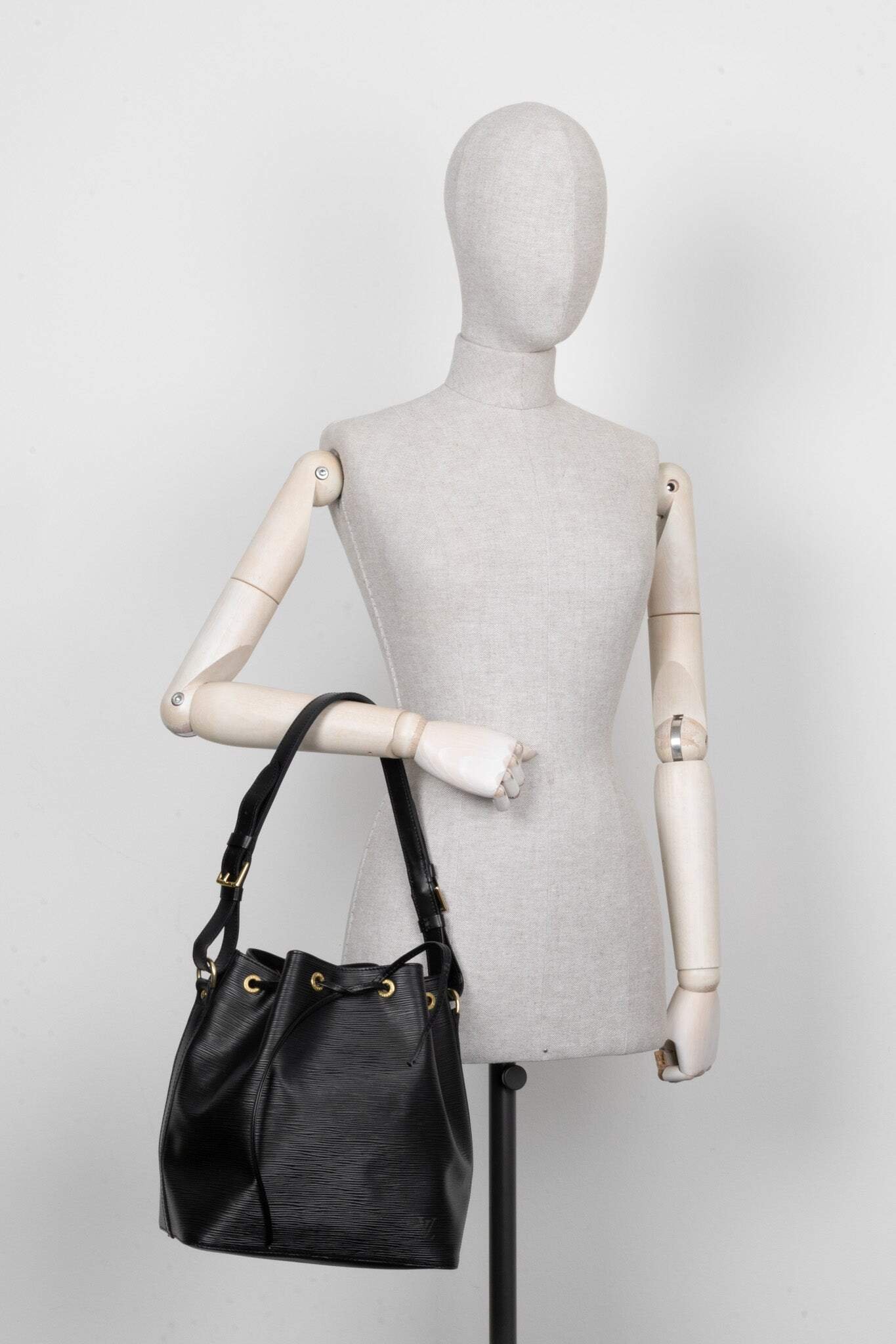 LOUIS VUITTON Petit Sac Noe Epi Black | AlmaBagz