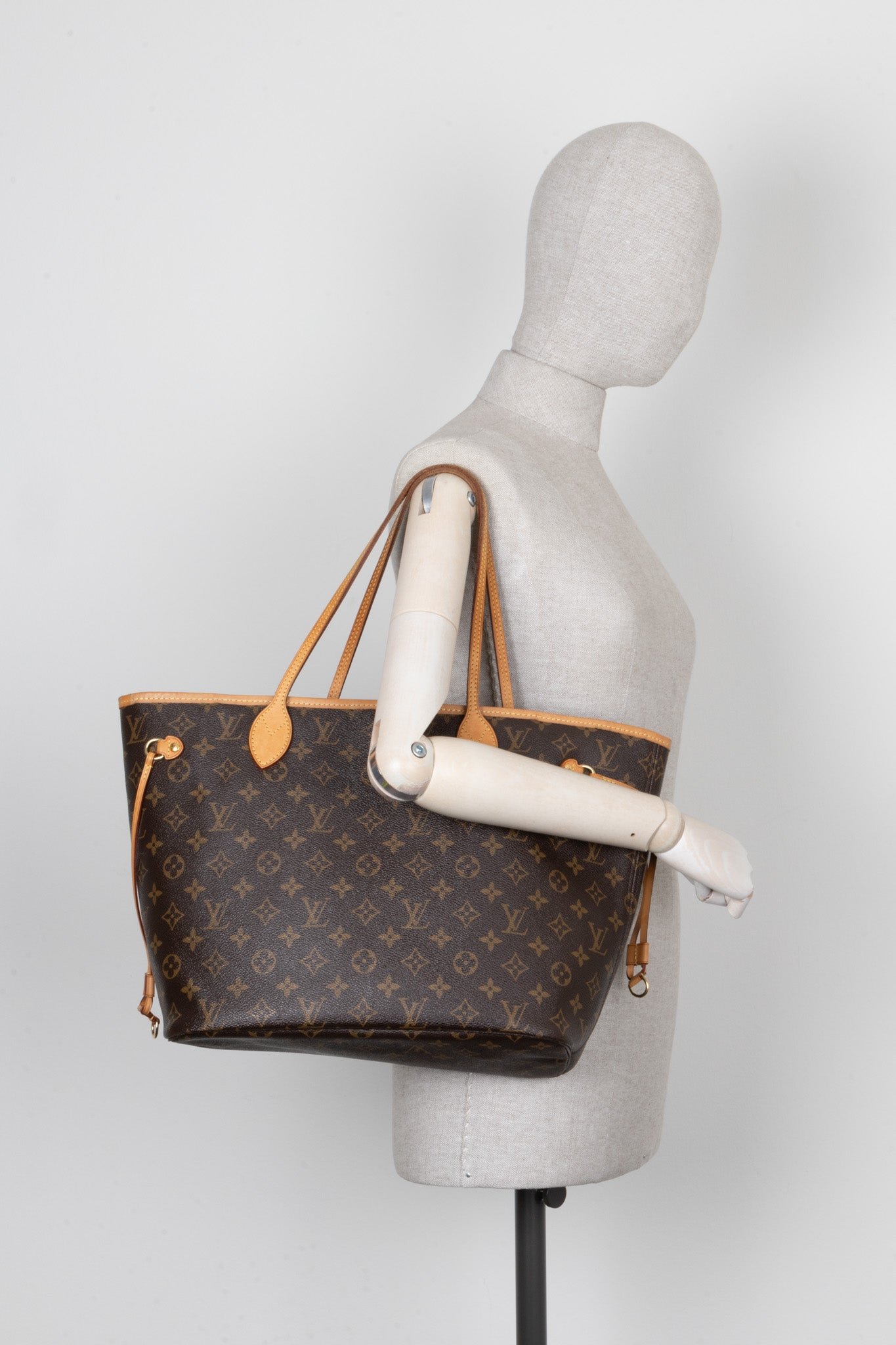LOUIS VUITTON Neverfull MM MNG Canvas | AlmaBagz