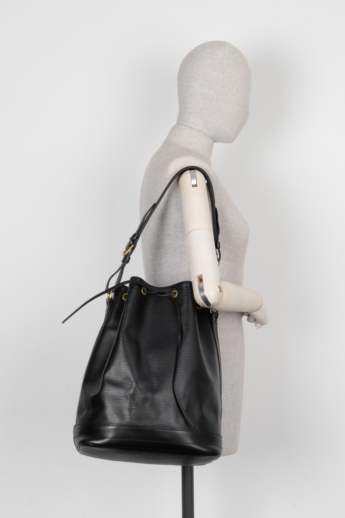 LOUIS VUITTON Grand Sac Noe Epi Black | AlmaBagz