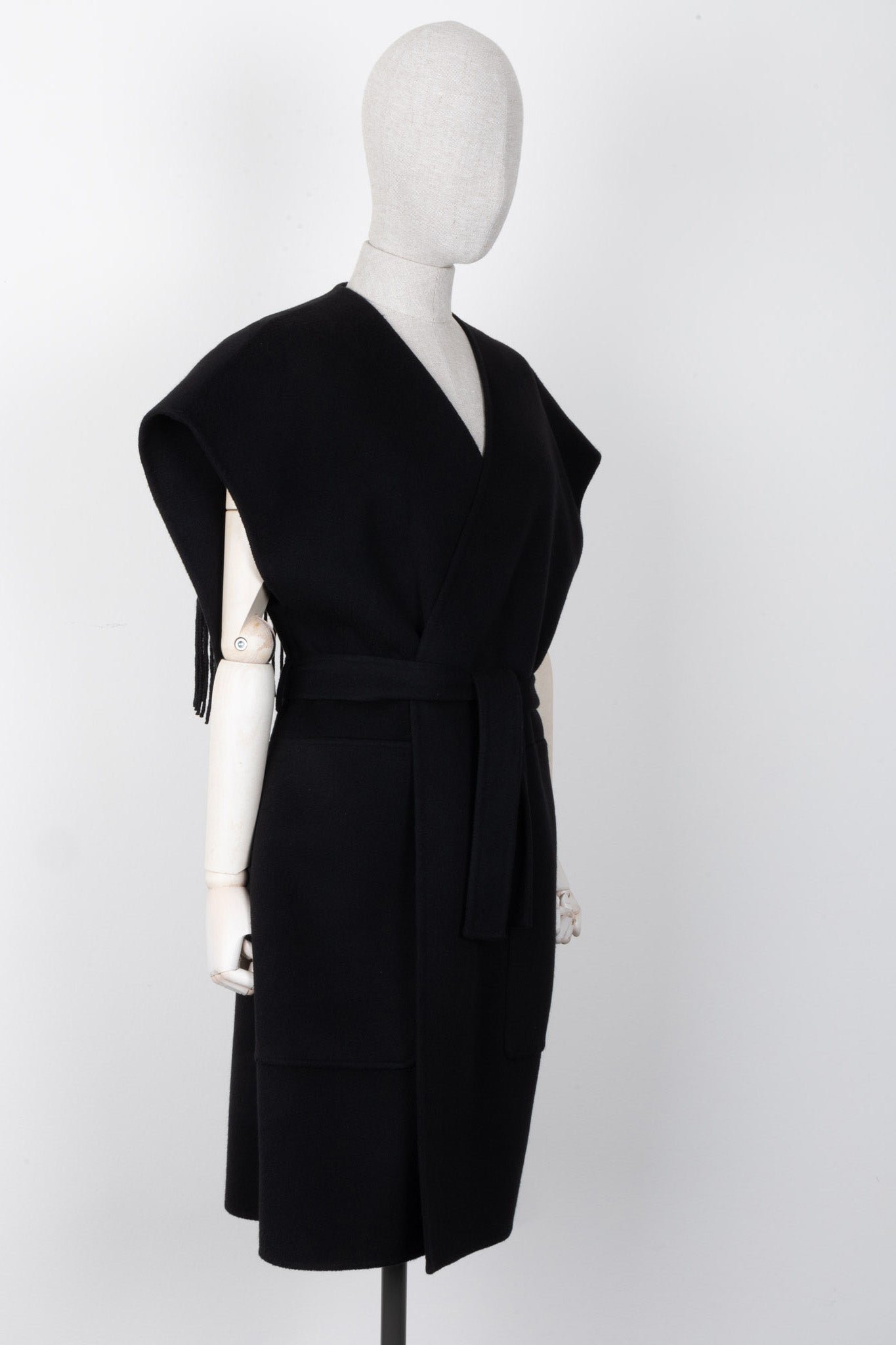 HERMES Gilet Fringed Cashmere Black | AlmaBagz