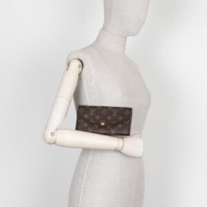 LOUIS VUITTON Sarah Wallet Monogram | AlmaBagz