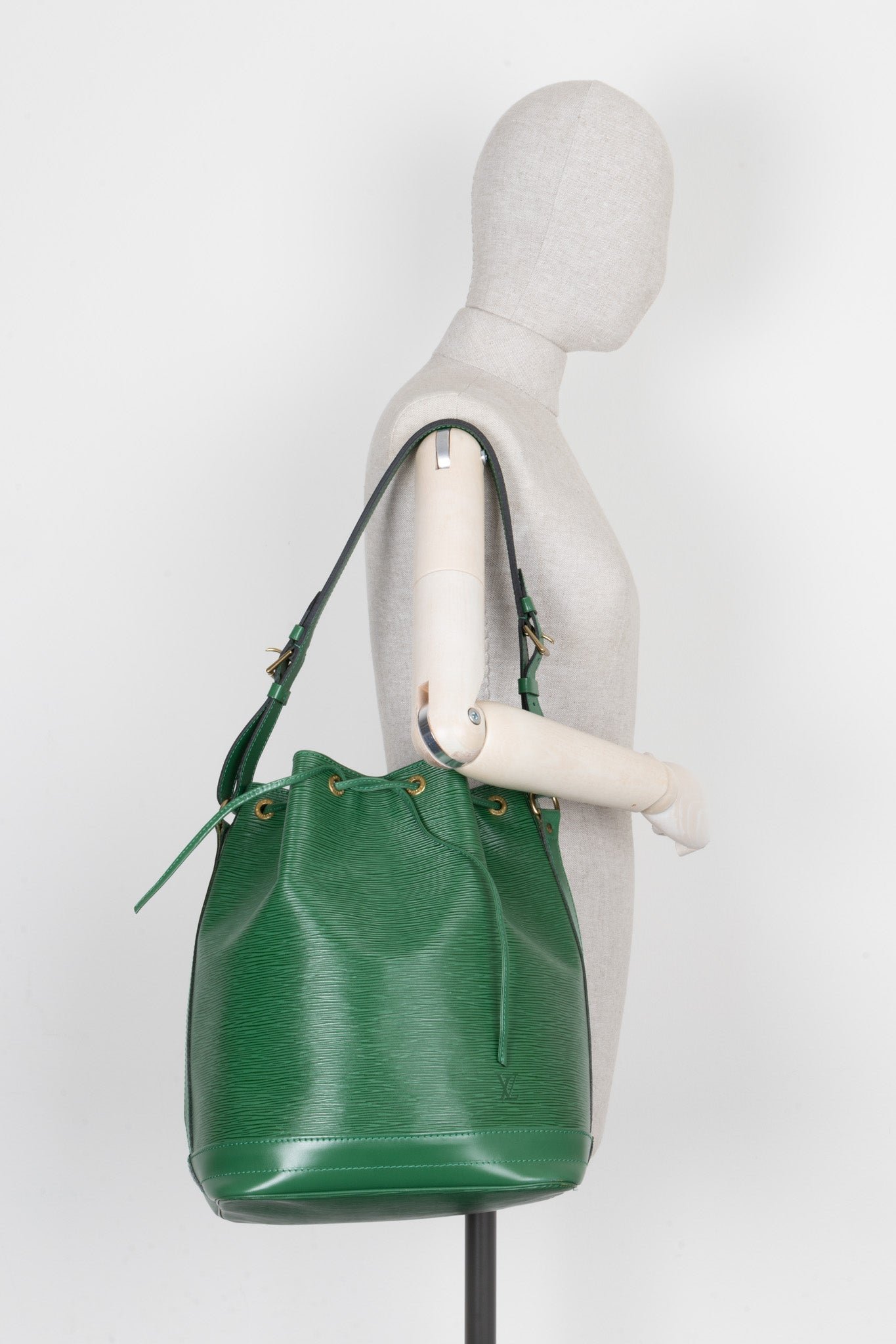 LOUIS VUITTON Grand Sac Noé Epi Green | AlmaBagz