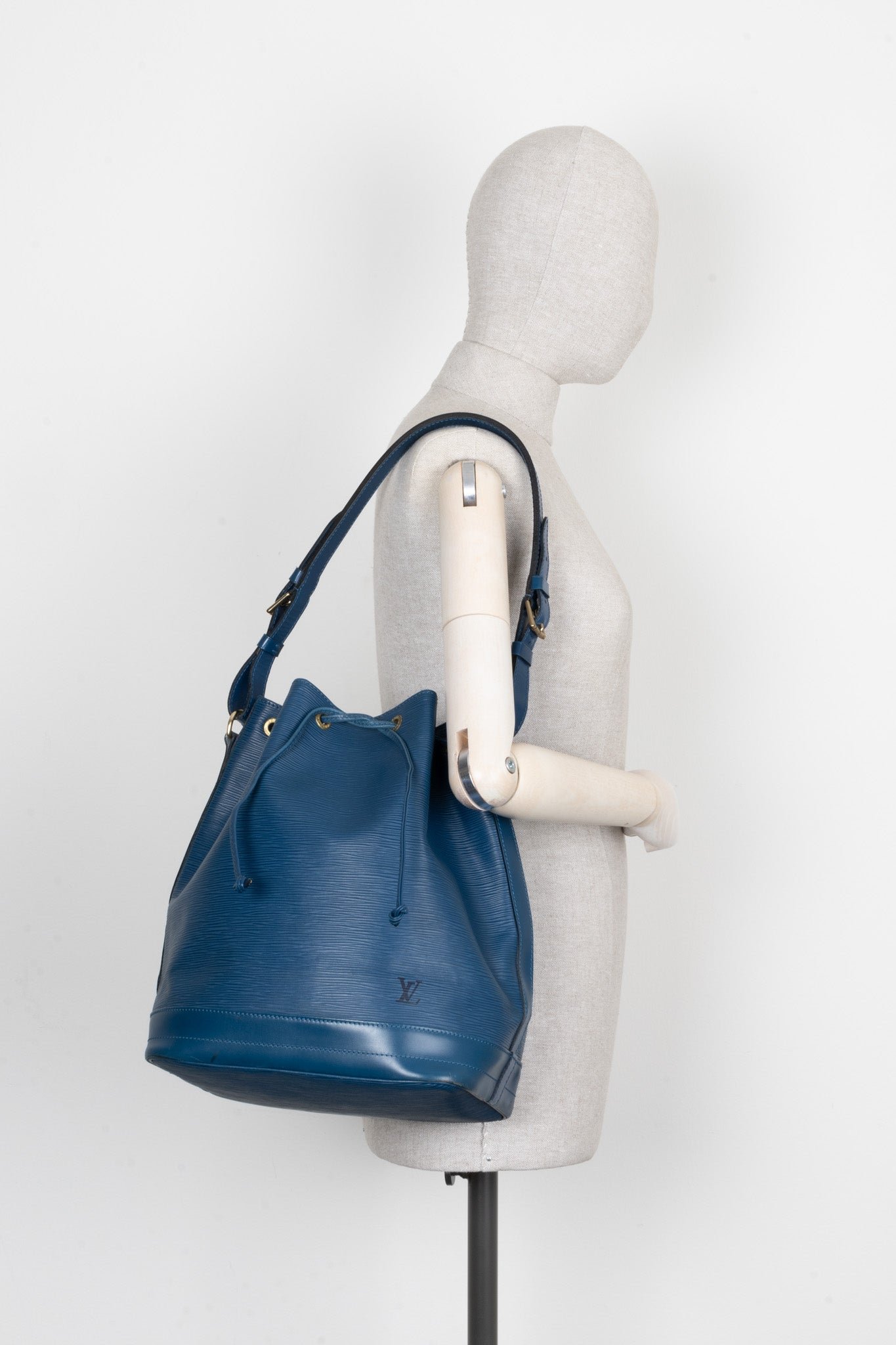 LOUIS VUITTON Grand Sac Noé Epi Blue | AlmaBagz