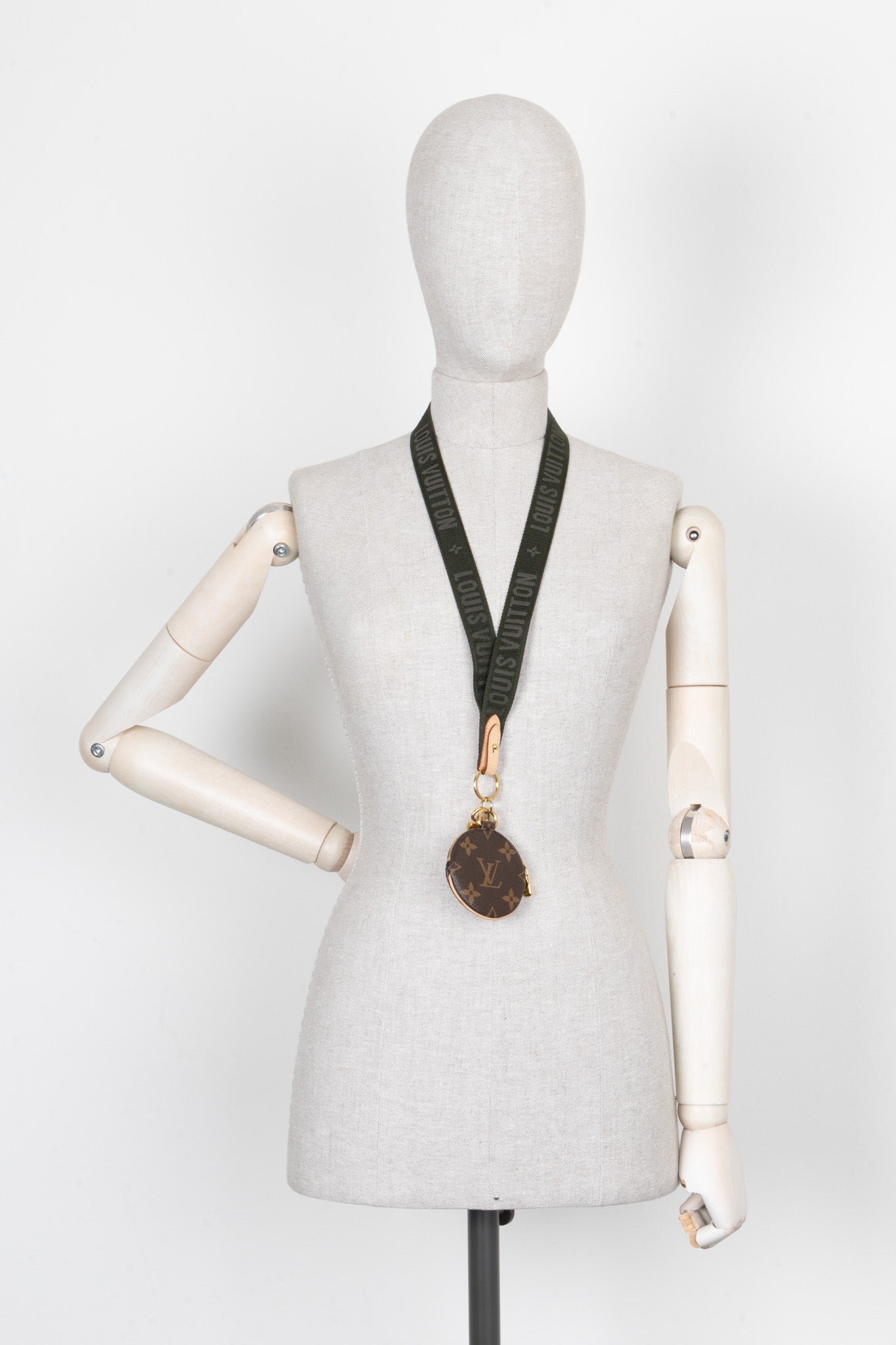 LOUIS VUITTON Key Ring Pouch MNG Canvas Green | AlmaBagz