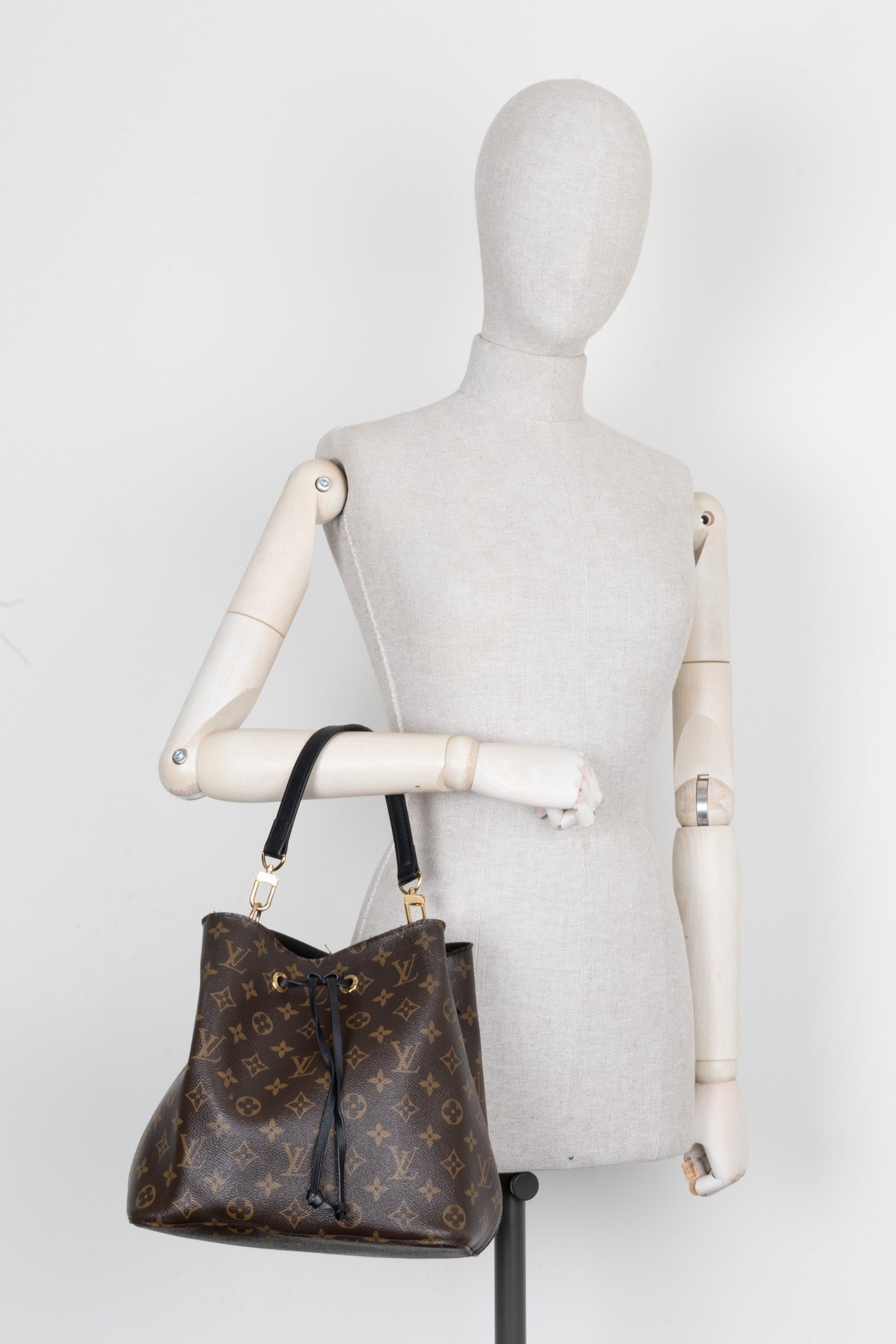 LOUIS VUITTON Neo Noé MNG Canvas | AlmaBagz