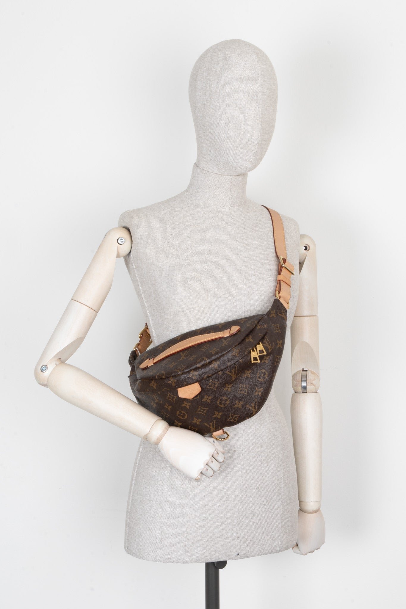 LOUIS VUITTON Bum Bag MNG Canvas | AlmaBagz