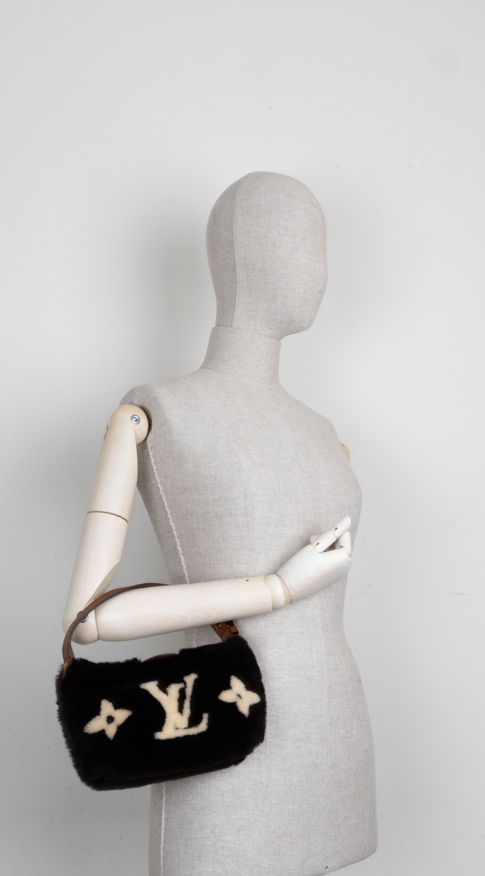 LOUIS VUITTON Hills Pochette Shearling Brown | AlmaBagz