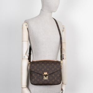 LOUIS VUITTON Pochette Metis Monogram Canvas | AlmaBagz