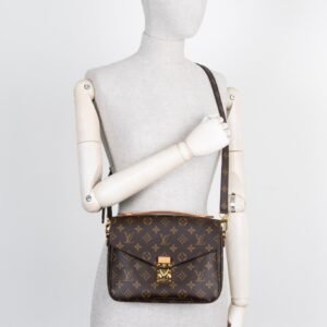 LOUIS VUITTON Pochette Metis MNG | AlmaBagz
