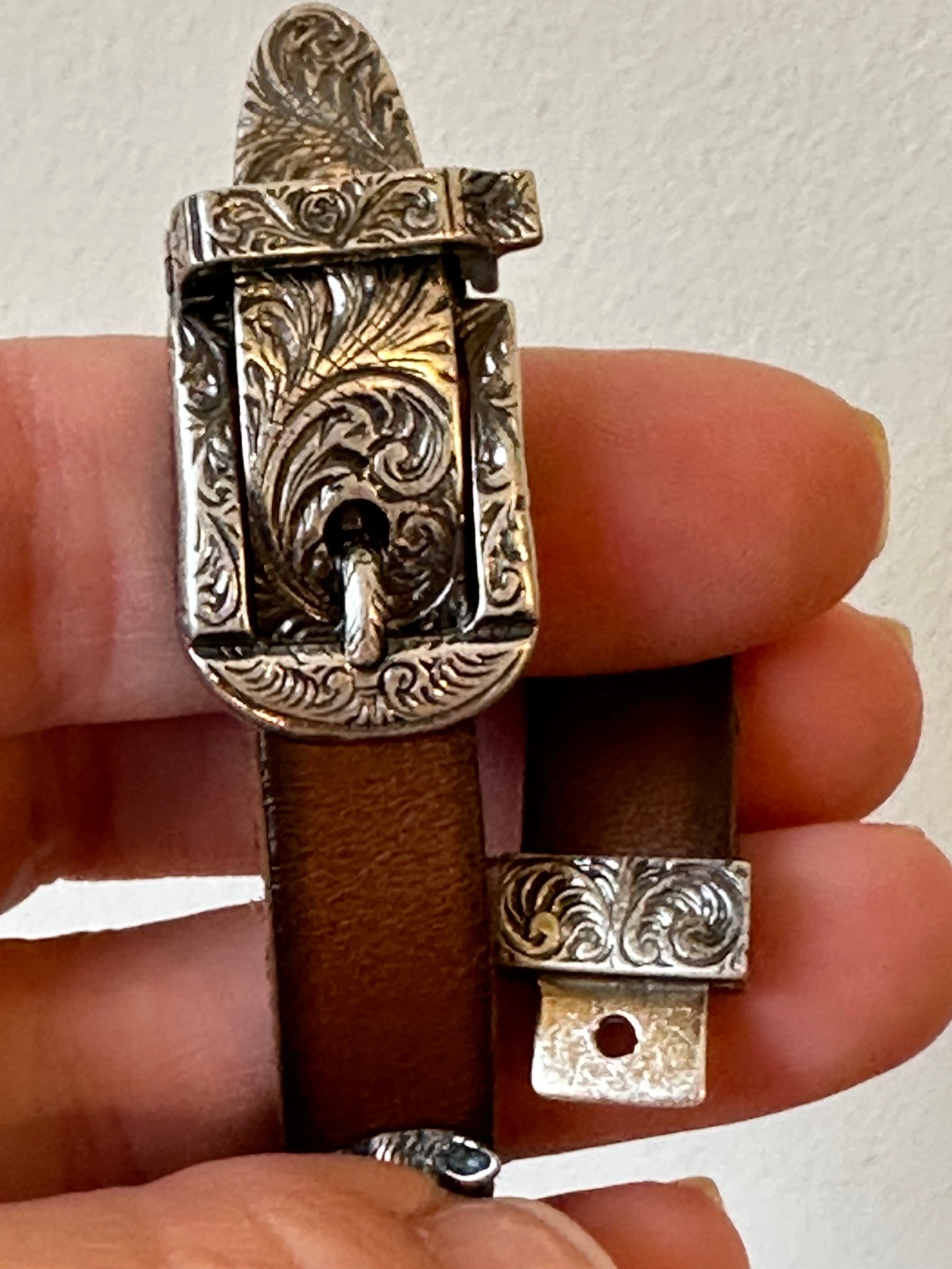 Gucci Anger Forest Wolf Head Leather Bracelet in Brown | AlmaBagz - Image 10