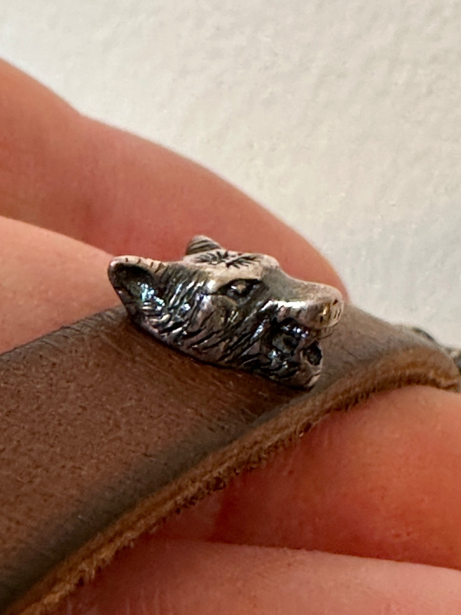 Gucci Anger Forest Wolf Head Leather Bracelet in Brown | AlmaBagz - Image 9