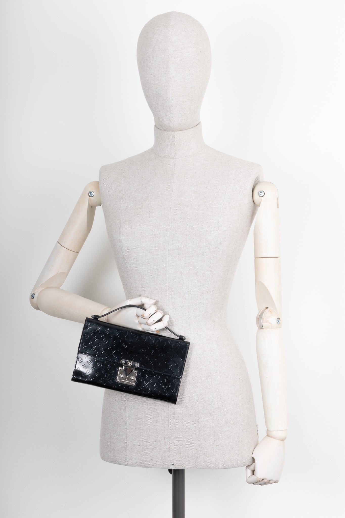 LOUIS VUITTON Anouchka Pochette MM Black | AlmaBagz