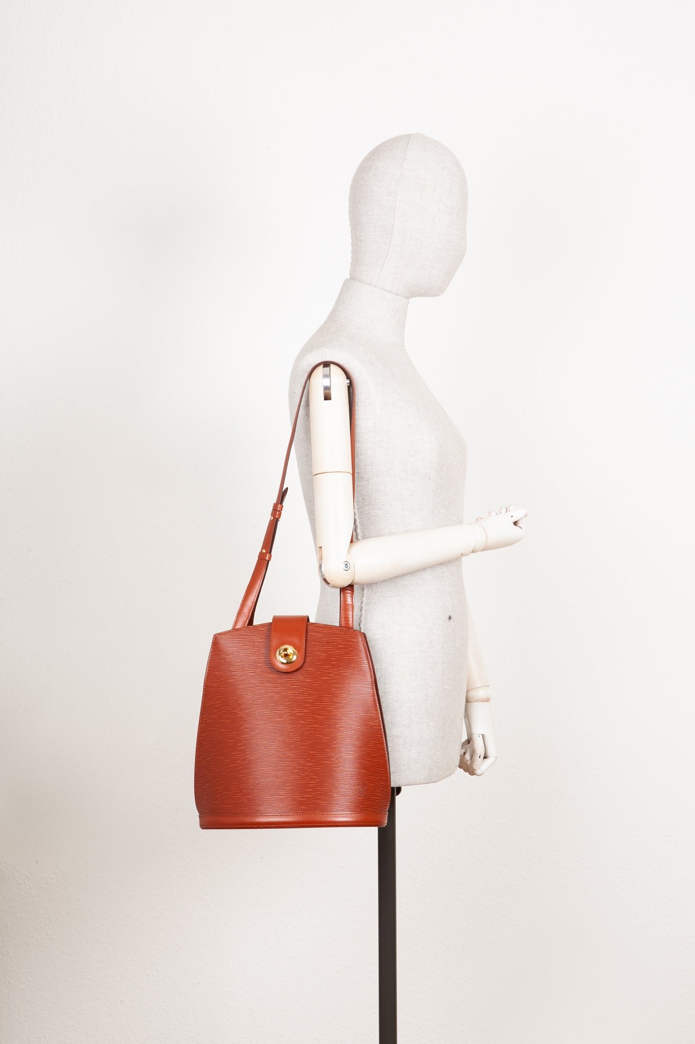 LOUIS VUITTON Sac Cluny Epi Cacao | AlmaBagz